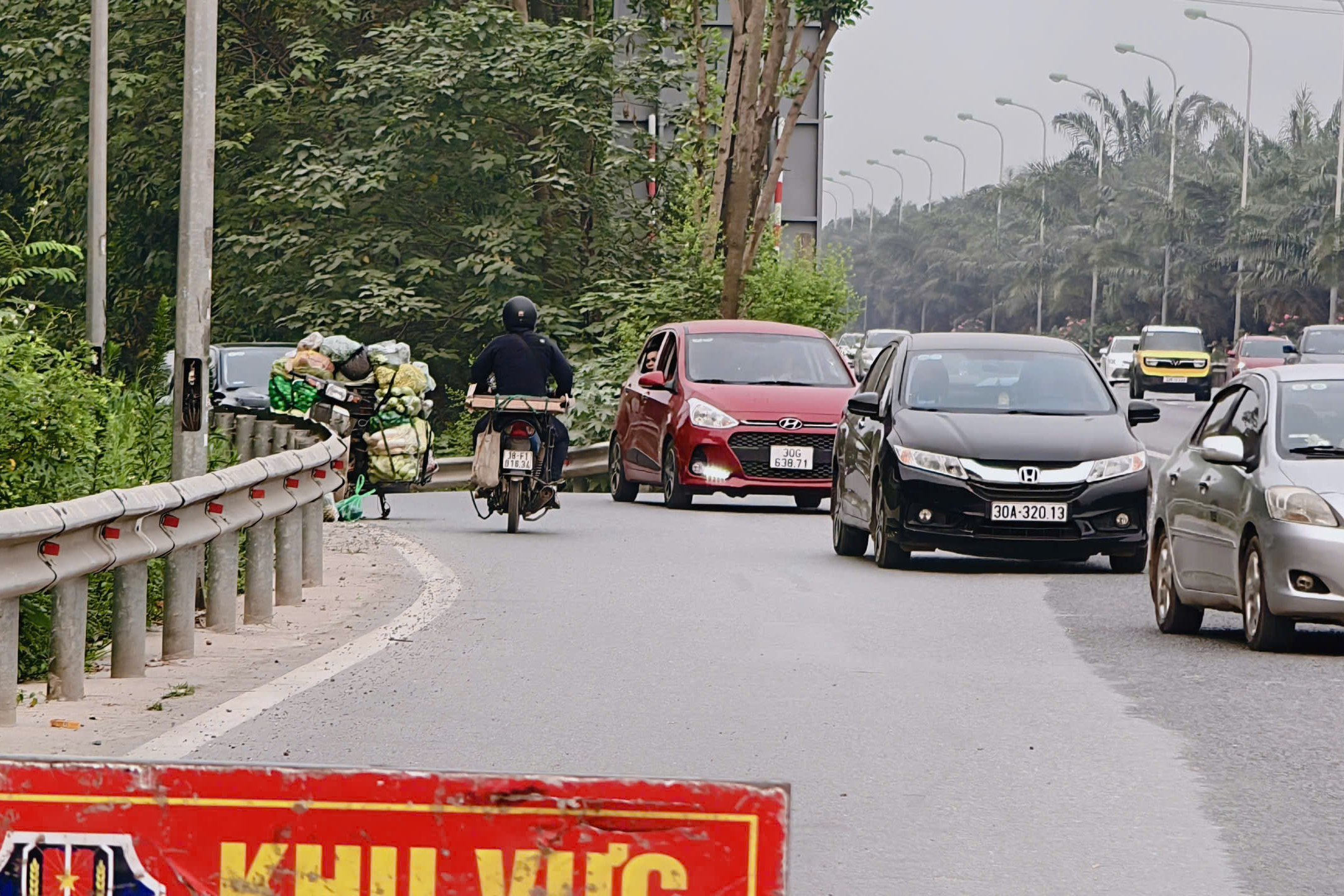 CSGT Hà Nội xử phạt loạt xe máy bất chấp nguy hiểm đi vào đại lộ Thăng Long- Ảnh 7. CSGT Hà Nội xử phạt loạt xe máy bất chấp nguy hiểm đi vào đại lộ Thăng Long- Ảnh 7.