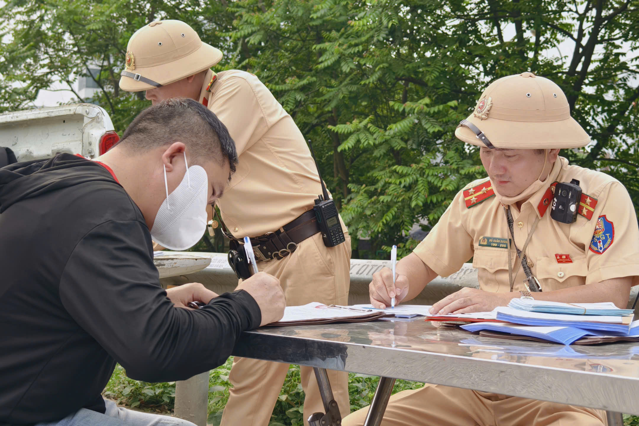 CSGT Hà Nội xử phạt loạt xe máy bất chấp nguy hiểm đi vào đại lộ Thăng Long- Ảnh 5. CSGT Hà Nội xử phạt loạt xe máy bất chấp nguy hiểm đi vào đại lộ Thăng Long- Ảnh 5.