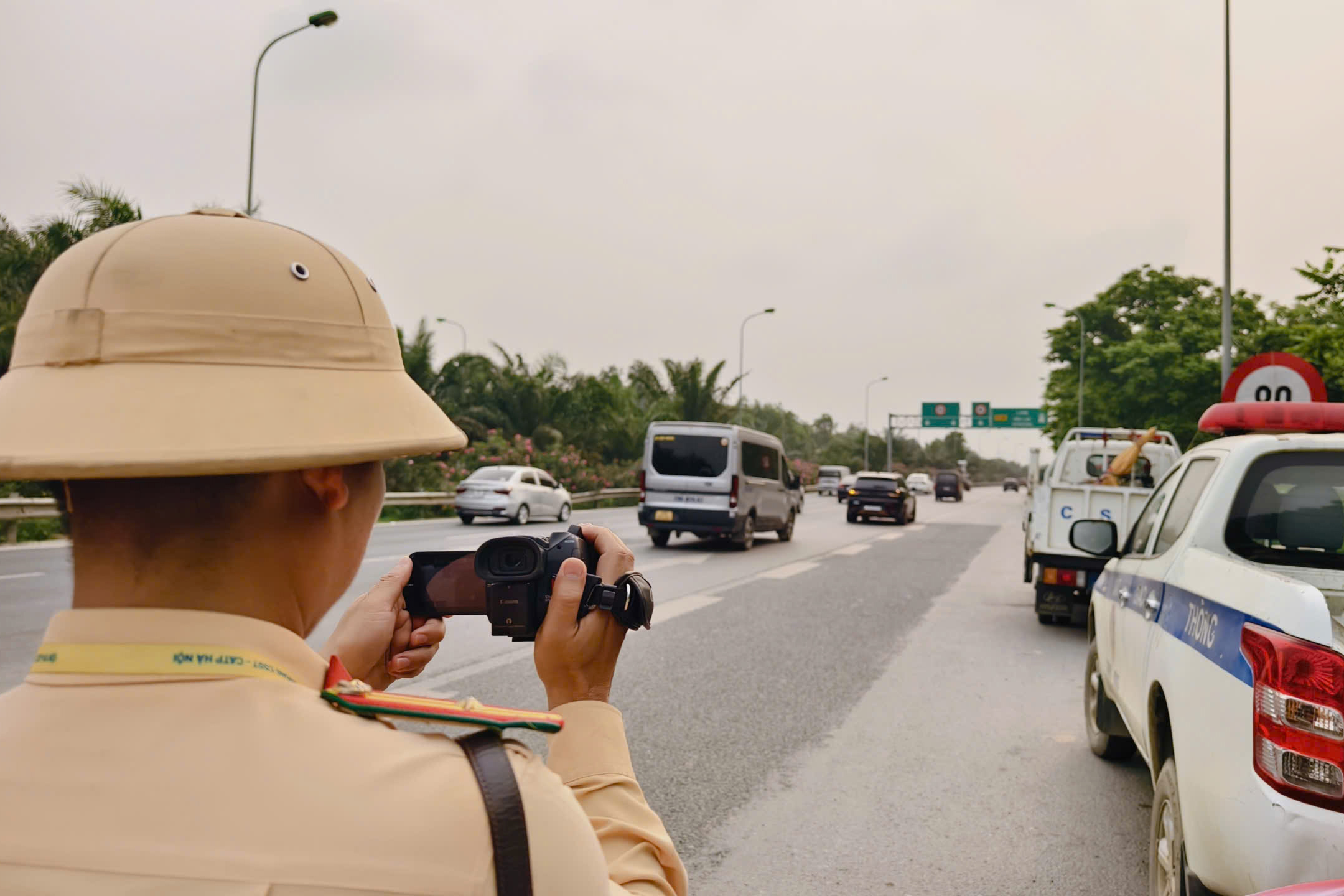 CSGT Hà Nội xử phạt loạt xe máy bất chấp nguy hiểm đi vào đại lộ Thăng Long- Ảnh 8. CSGT Hà Nội xử phạt loạt xe máy bất chấp nguy hiểm đi vào đại lộ Thăng Long- Ảnh 8.