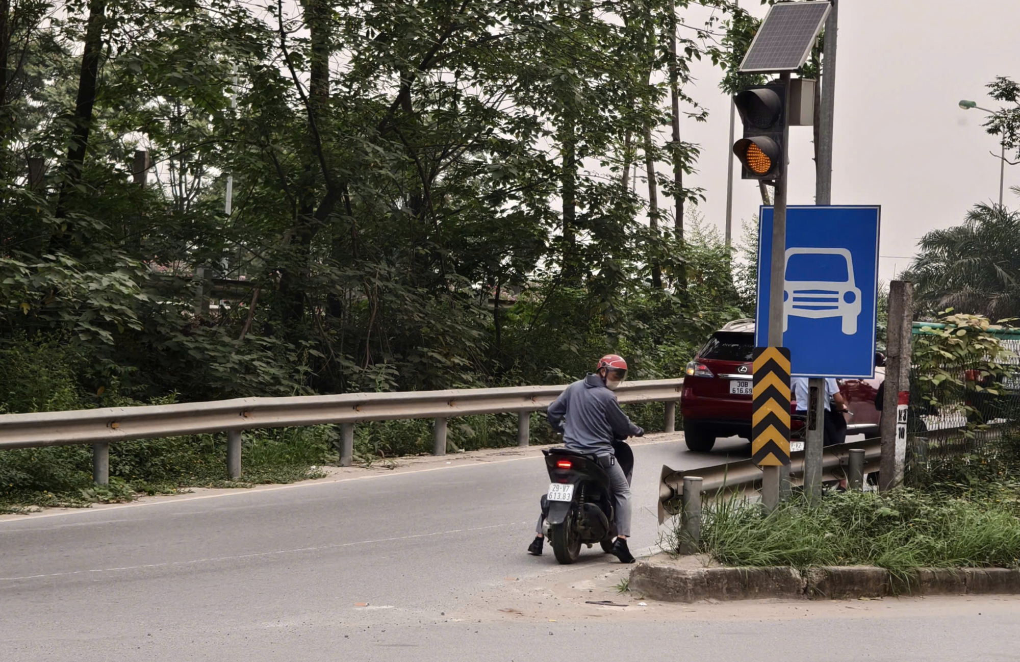 CSGT Hà Nội xử phạt loạt xe máy bất chấp nguy hiểm đi vào đại lộ Thăng Long- Ảnh 2. CSGT Hà Nội xử phạt loạt xe máy bất chấp nguy hiểm đi vào đại lộ Thăng Long- Ảnh 2.