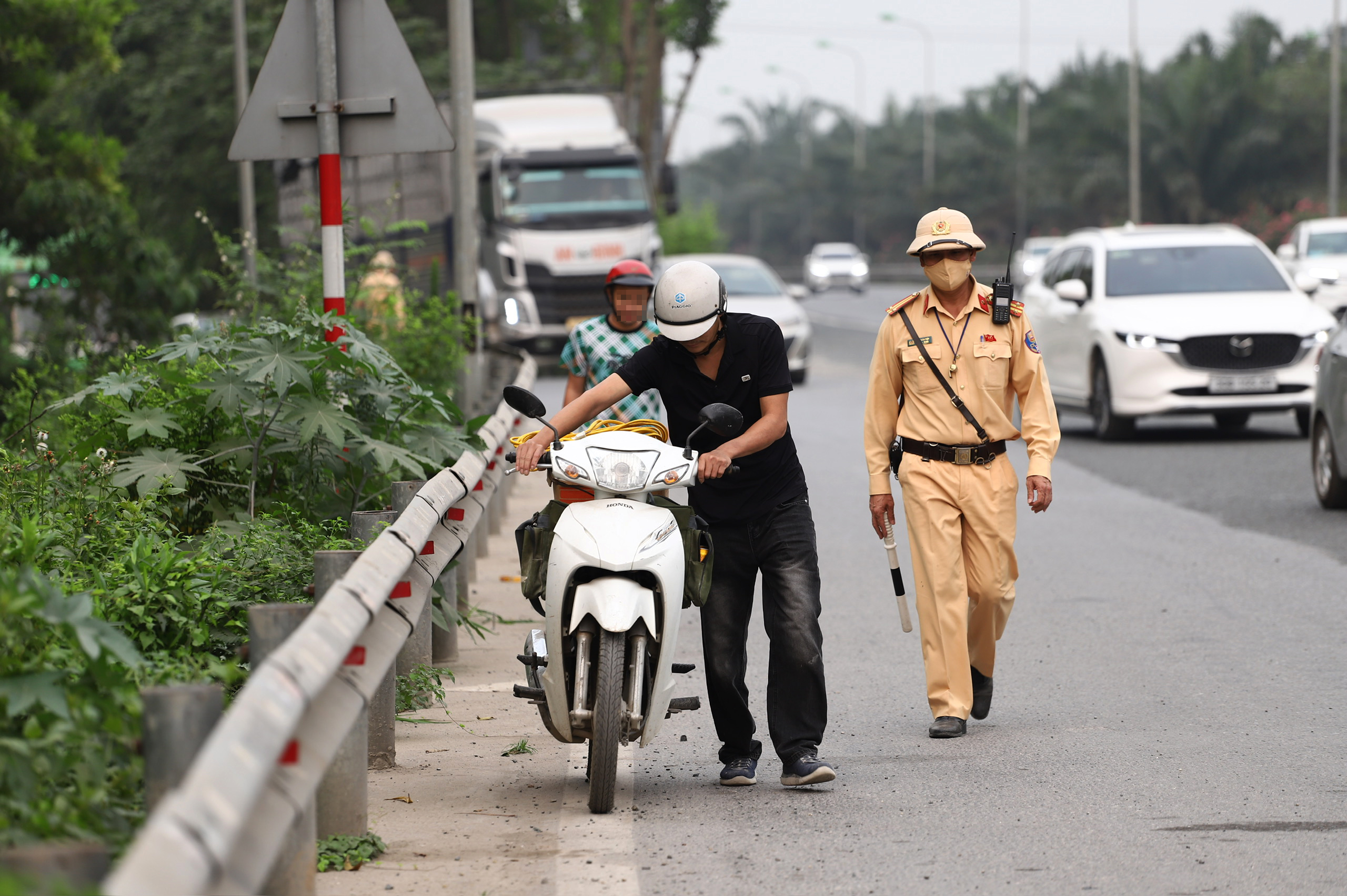 CSGT Hà Nội xử phạt loạt xe máy bất chấp nguy hiểm đi vào đại lộ Thăng Long- Ảnh 4. CSGT Hà Nội xử phạt loạt xe máy bất chấp nguy hiểm đi vào đại lộ Thăng Long- Ảnh 4.