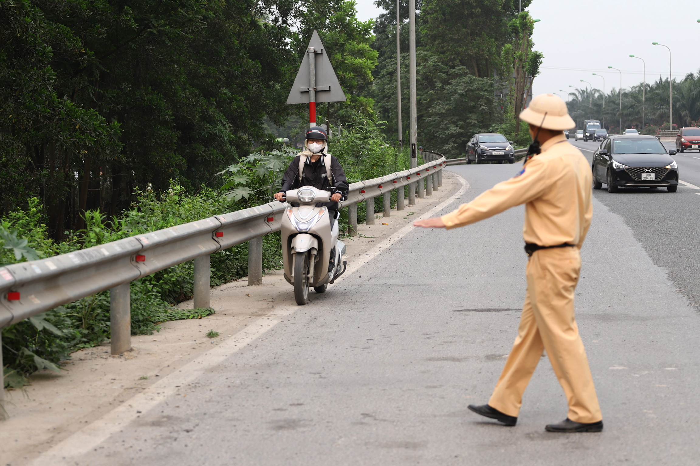 CSGT Hà Nội xử phạt loạt xe máy bất chấp nguy hiểm đi vào đại lộ Thăng Long- Ảnh 3. CSGT Hà Nội xử phạt loạt xe máy bất chấp nguy hiểm đi vào đại lộ Thăng Long- Ảnh 3.