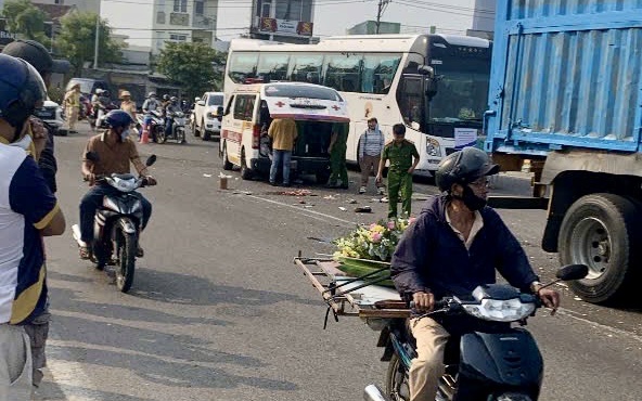 Lật xe kh&aacute;ch tr&ecirc;n Quốc lộ 19 khiến 1 người tử vong, 2 người bị thương- Ảnh 3.