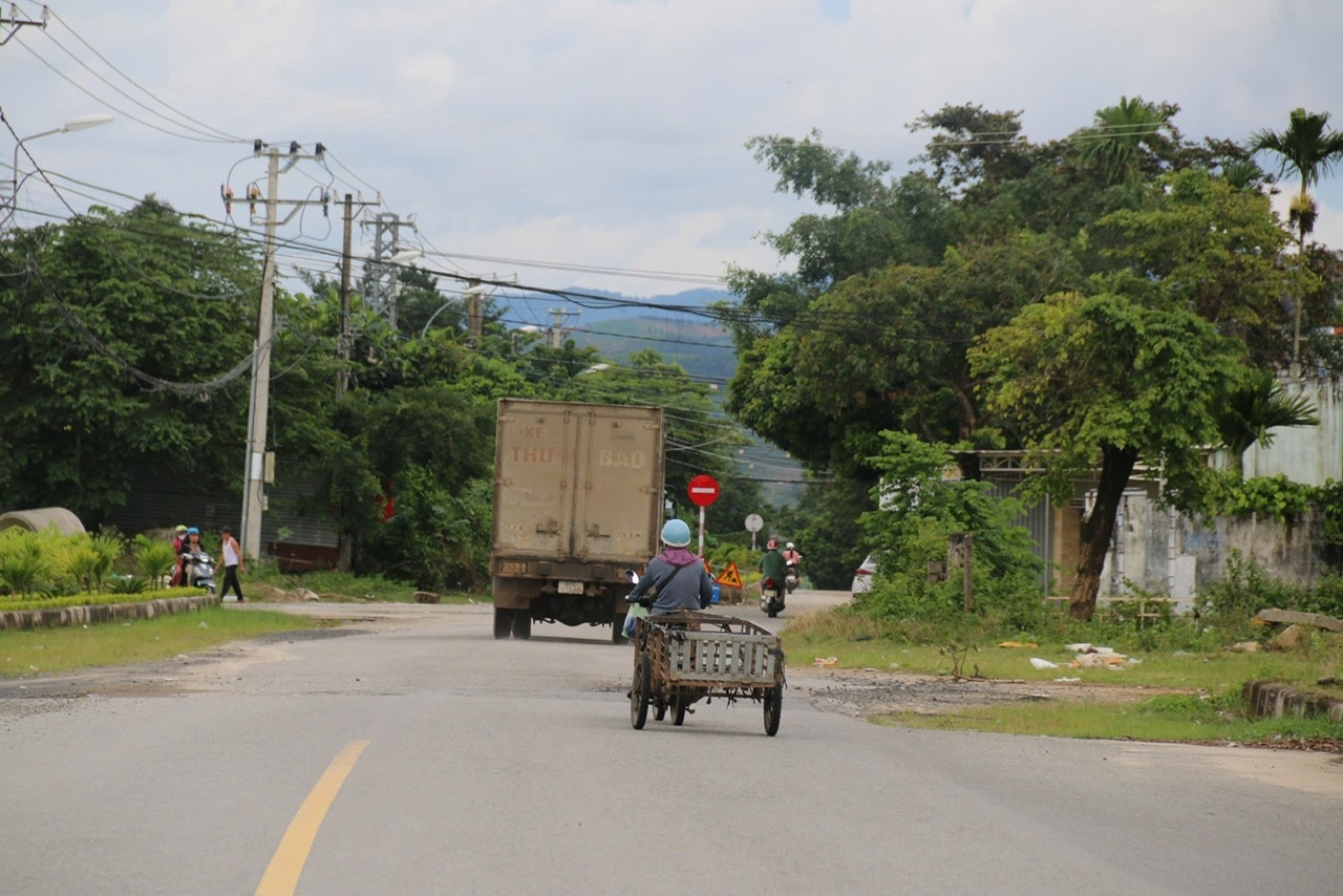 Đầu tư 200 tỷ đồng l&agrave;m đường giao th&ocirc;ng kết nối c&aacute;c x&atilde; miền n&uacute;i Quảng Ng&atilde;i- Ảnh 2.