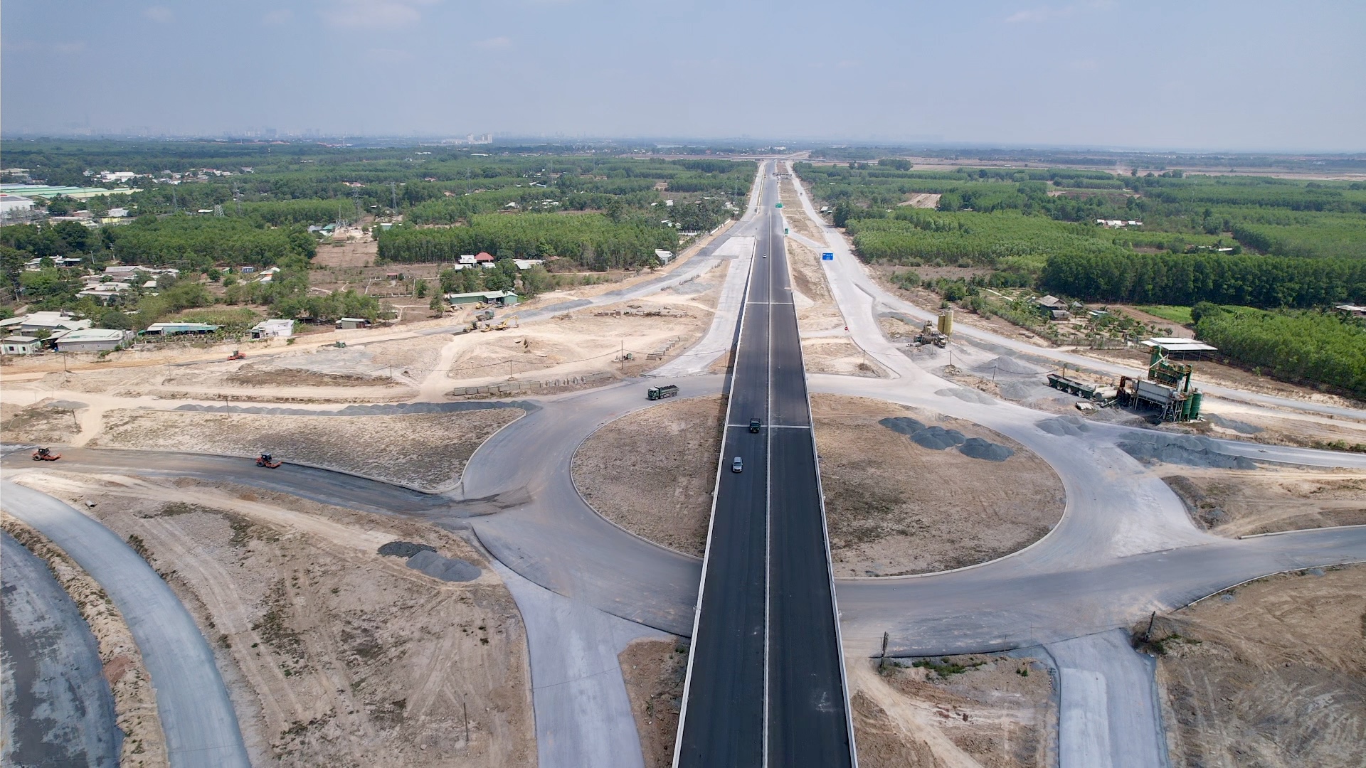 Vành đai 3 TP.HCM dần rõ nét, Đồng Nai thêm lực kết nối, tiến tới đô thị lớn- Ảnh 5. Vành đai 3 TP.HCM dần rõ nét, Đồng Nai thêm lực kết nối, tiến tới đô thị lớn- Ảnh 5.