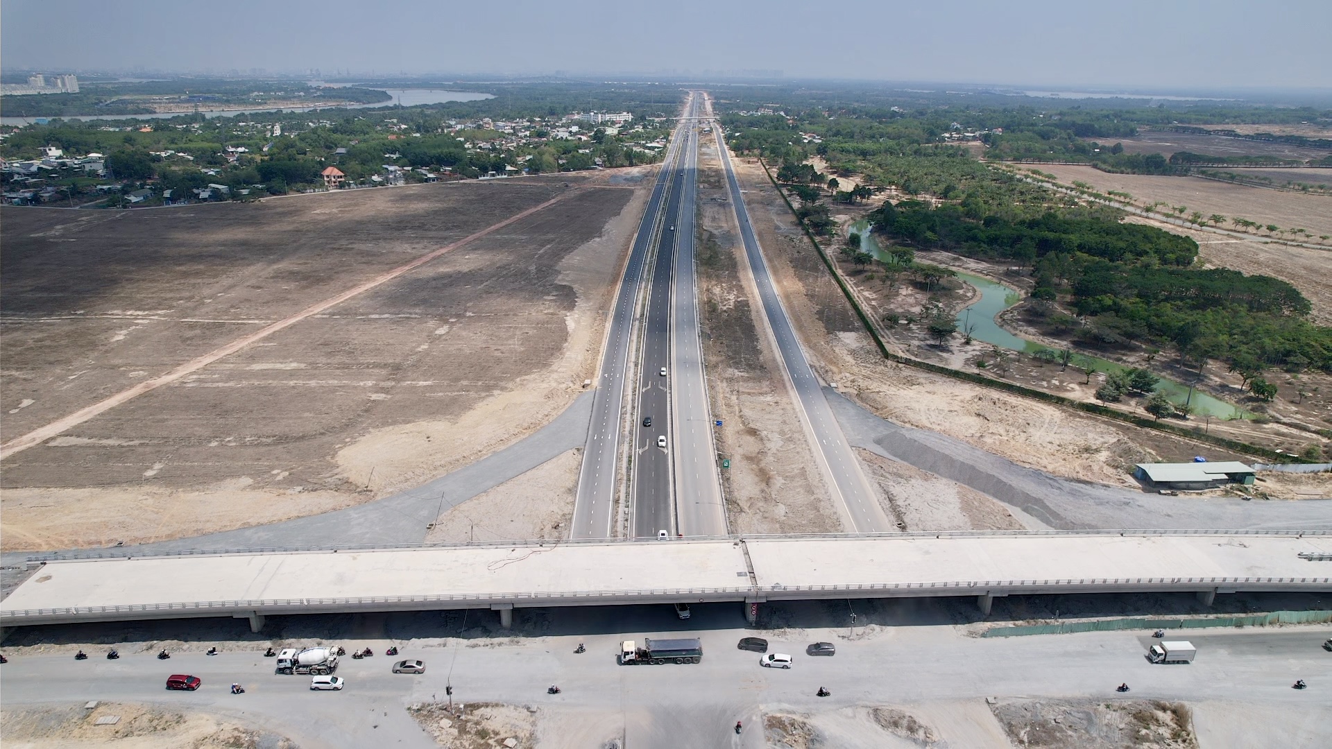 Vành đai 3 TP.HCM dần rõ nét, Đồng Nai thêm lực kết nối, tiến tới đô thị lớn- Ảnh 7. Vành đai 3 TP.HCM dần rõ nét, Đồng Nai thêm lực kết nối, tiến tới đô thị lớn- Ảnh 7.