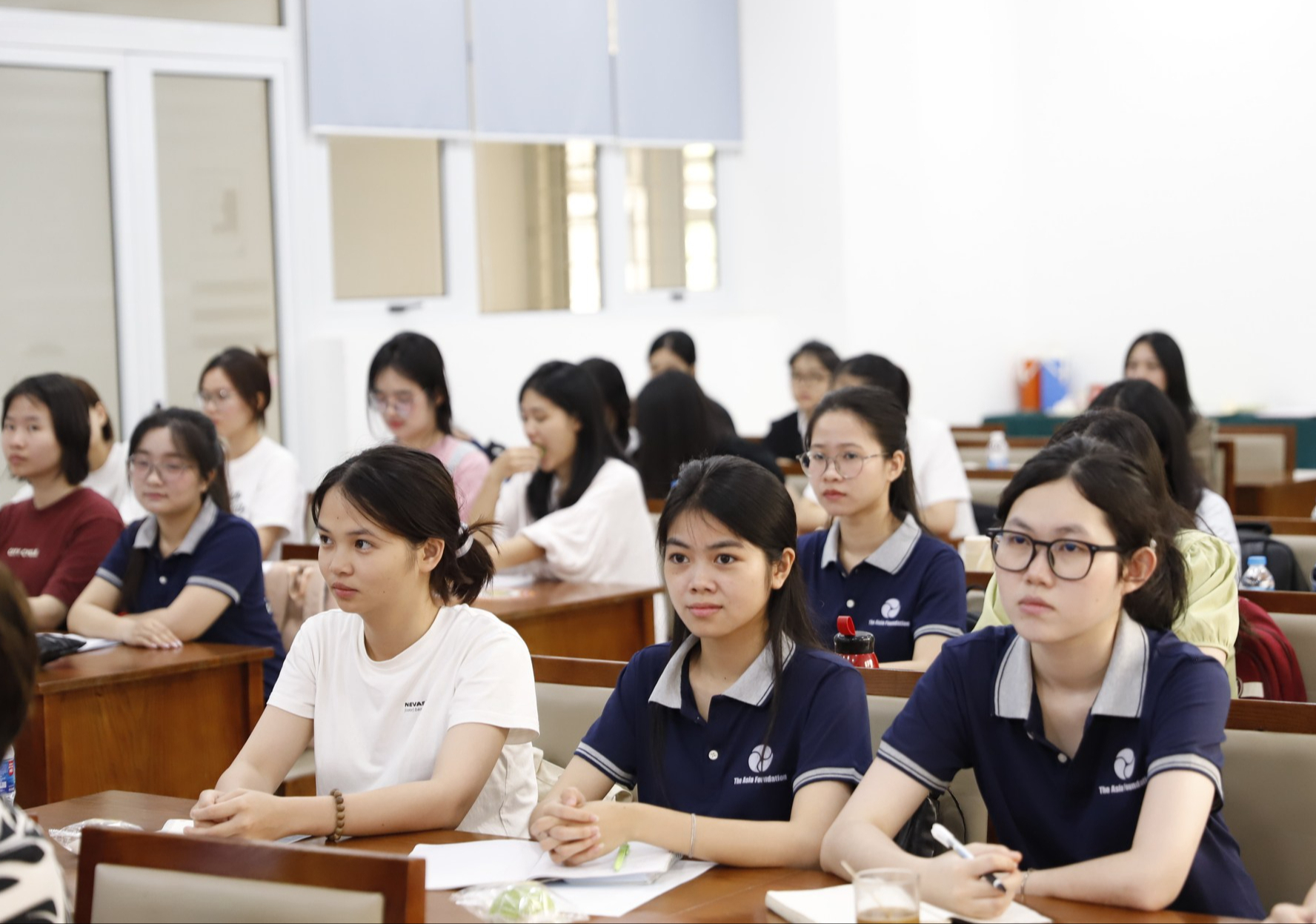 Chi ph&iacute; đại học tăng, nỗi lo nh&acirc;n đ&ocirc;i- Ảnh 1.