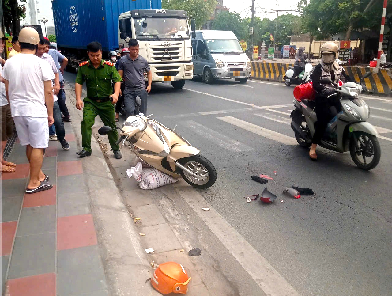 Truy tìm tài xế xe đầu kéo bỏ trốn sau tai nạn chết người trên quốc lộ 10 ở Hải Phòng- Ảnh 1. Truy tìm tài xế xe đầu kéo bỏ trốn sau tai nạn chết người trên quốc lộ 10 ở Hải Phòng- Ảnh 1.