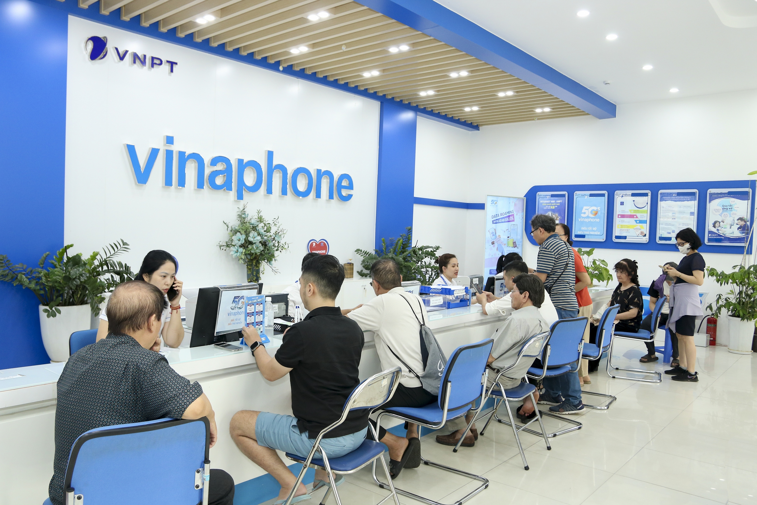 Các nhà mạng dốc toàn lực hỗ trợ người dân chuẩn hoá thông tin thuê bao di động- Ảnh 3. Các nhà mạng dốc toàn lực hỗ trợ người dân chuẩn hoá thông tin thuê bao di động- Ảnh 3.