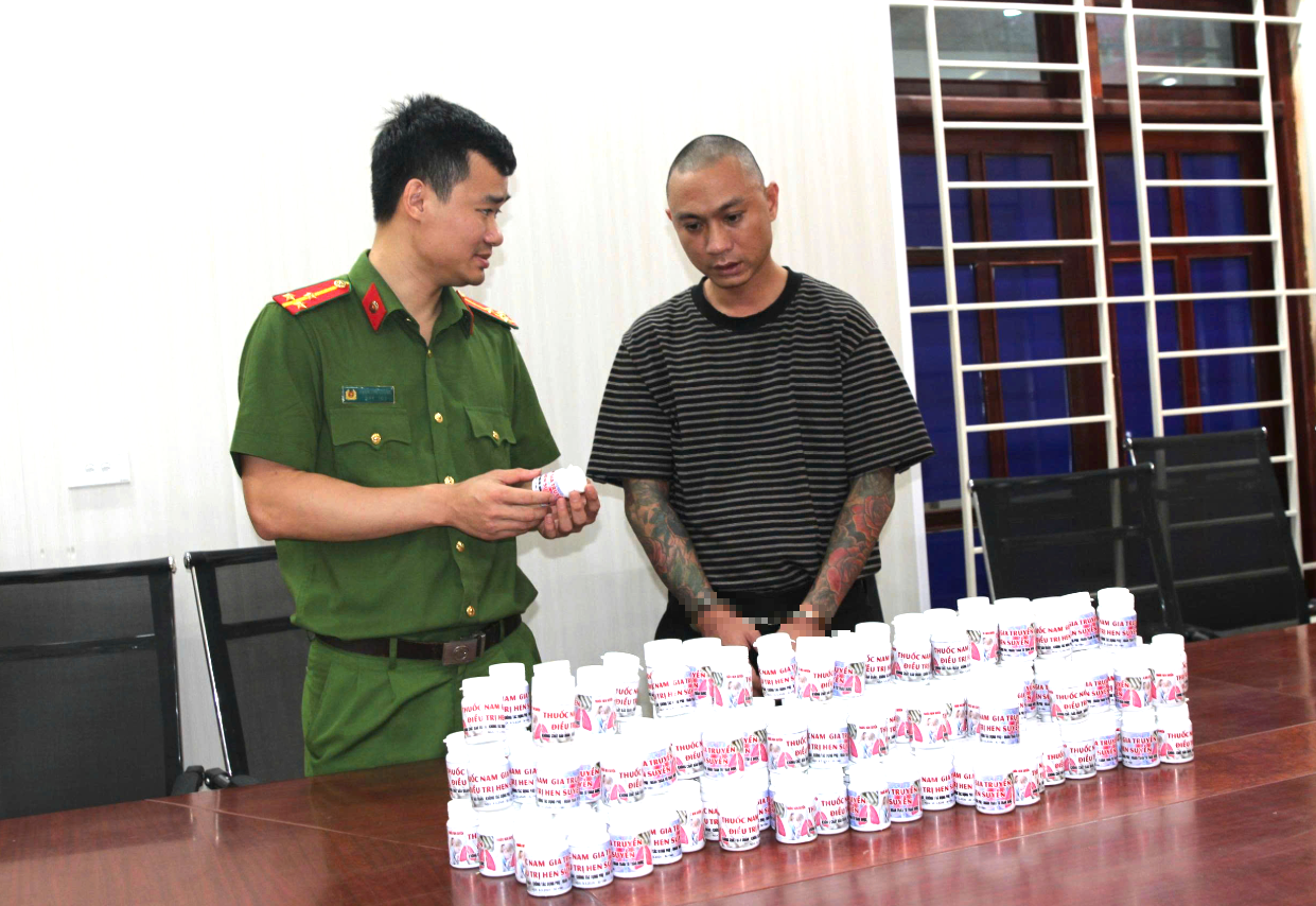 Khởi tố đối tượng phun sơn quảng c&aacute;o "chữa khỏi hen suyễn 100%" g&acirc;y bức x&uacute;c ở Nghệ An- Ảnh 2.