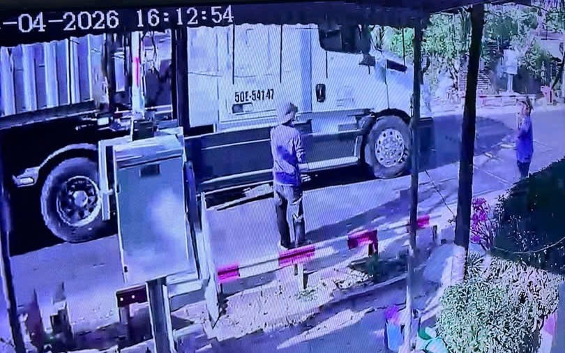 Từ dữ liệu camera gi&aacute;m s&aacute;t, t&agrave;i xế container vượt r&agrave;o chắn đường sắt bị xử phạt sau 1 ng&agrave;y