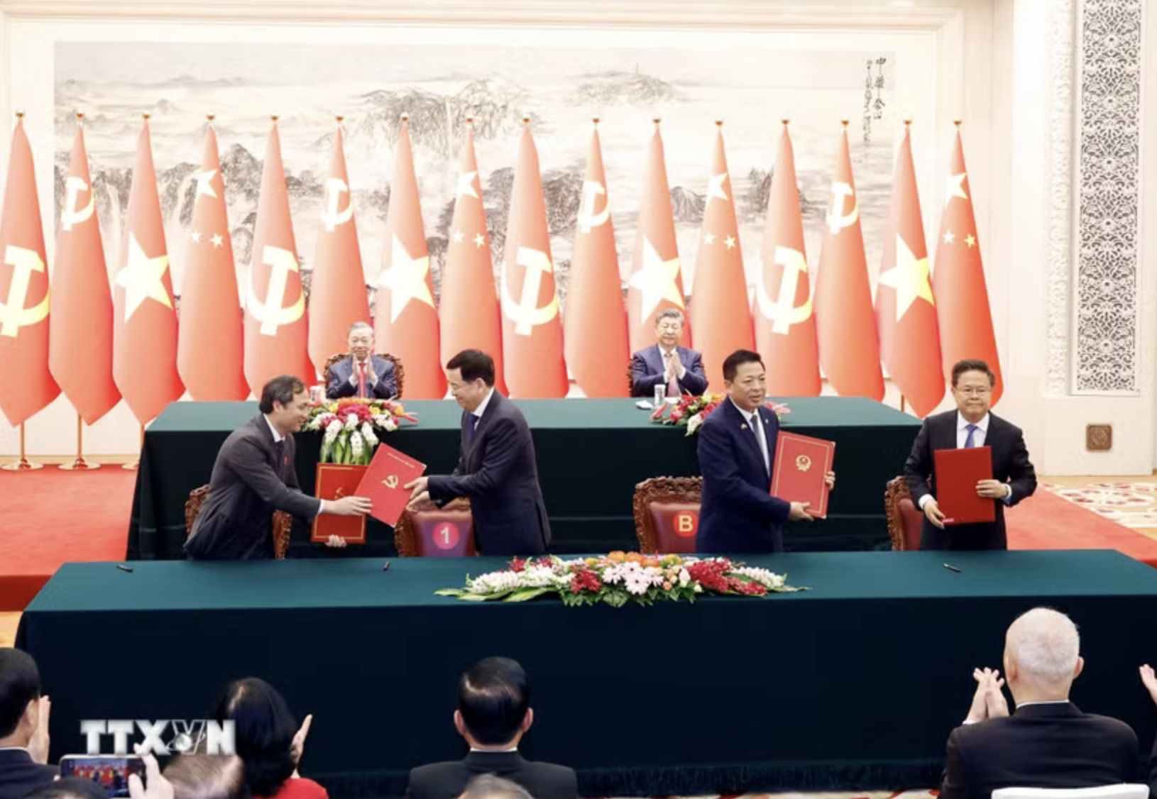 Việt Nam v&agrave; Trung Quốc k&yacute; hai văn kiện về đường sắt - Ảnh 1.