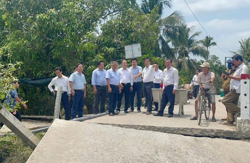 Khẩn trương khắc phục sạt lở đường ven sông Phú An ở Đồng Tháp- Ảnh 1. Khẩn trương khắc phục sạt lở đường ven sông Phú An ở Đồng Tháp- Ảnh 1.