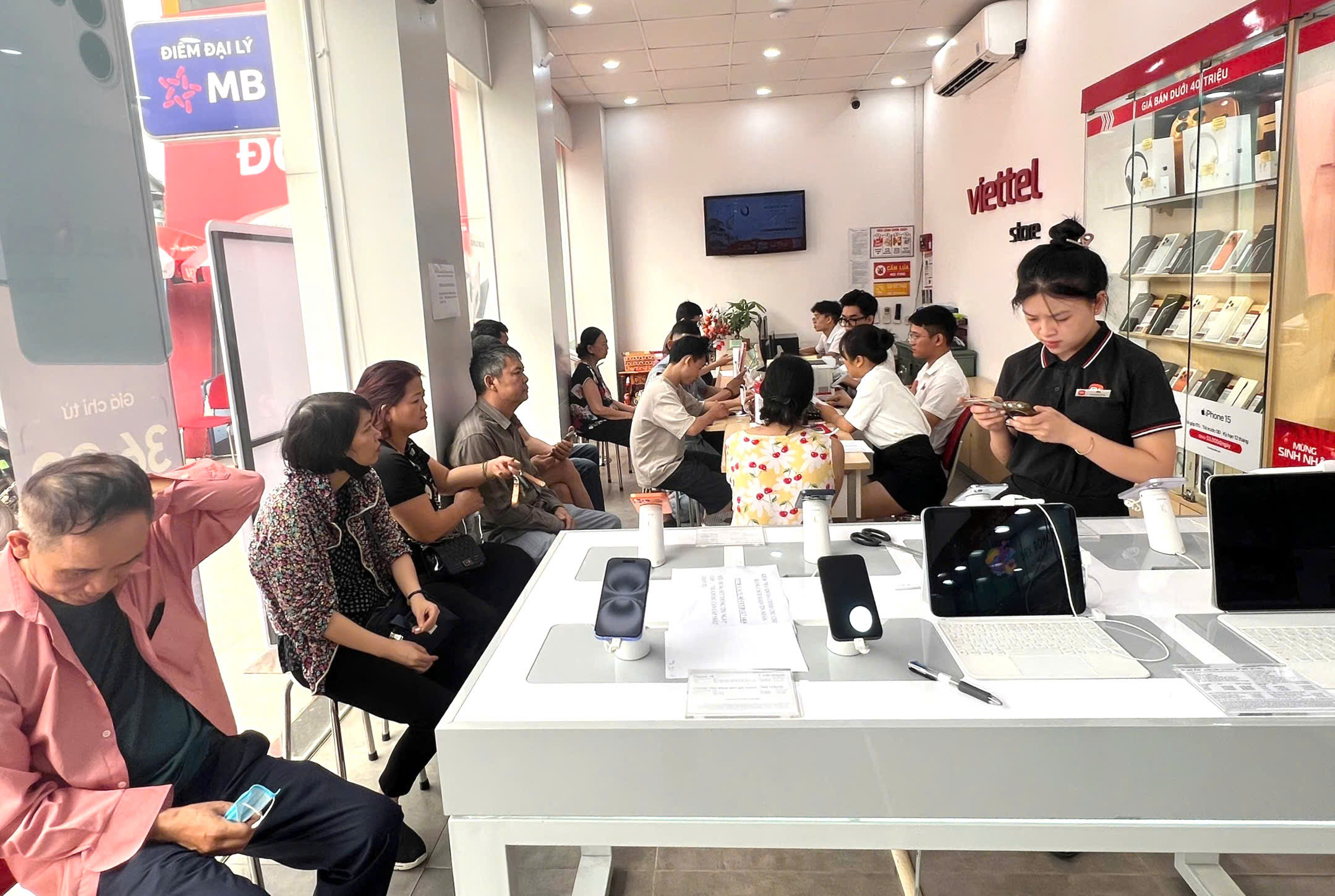 Các nhà mạng dốc toàn lực hỗ trợ người dân chuẩn hoá thông tin thuê bao di động- Ảnh 2. Các nhà mạng dốc toàn lực hỗ trợ người dân chuẩn hoá thông tin thuê bao di động- Ảnh 2.