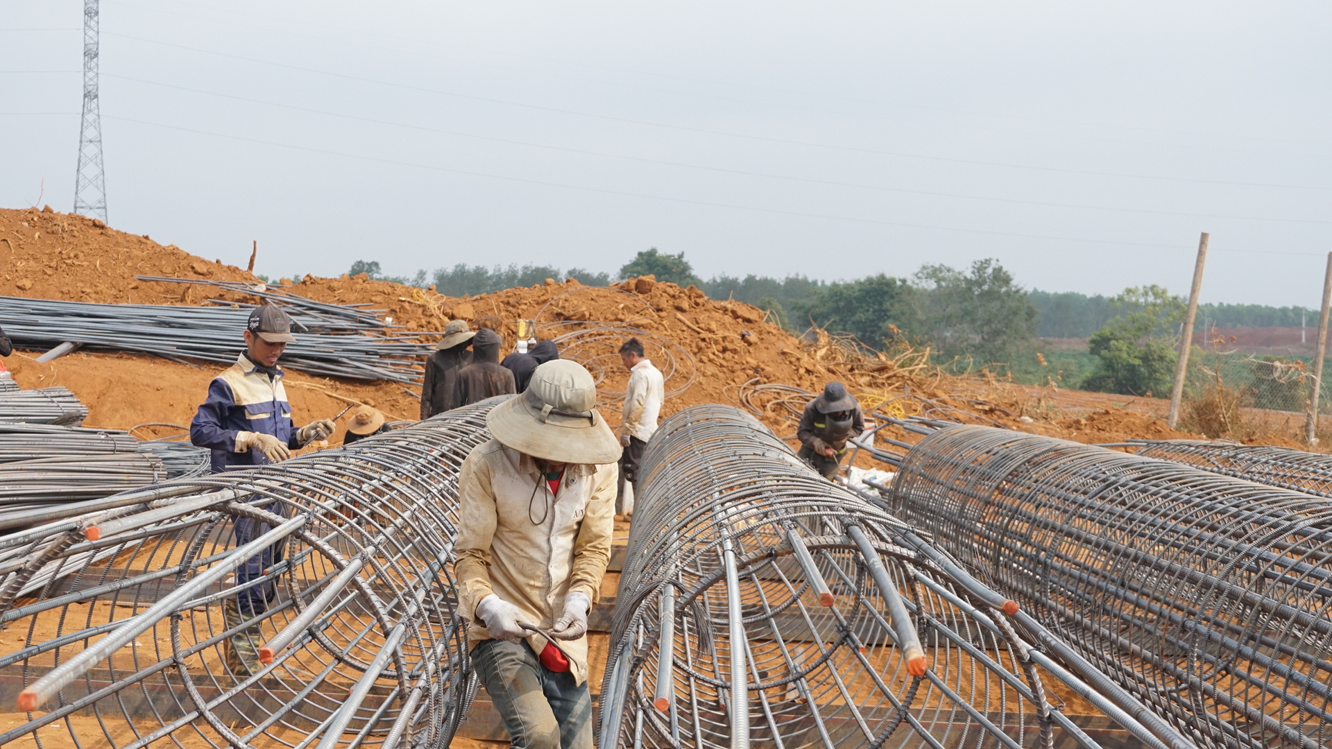 Tranh thủ nắng ráo, đẩy nhanh tiến độ cao tốc Quy Nhơn - Pleiku qua Gia Lai- Ảnh 7. Tranh thủ nắng ráo, đẩy nhanh tiến độ cao tốc Quy Nhơn - Pleiku qua Gia Lai- Ảnh 7.