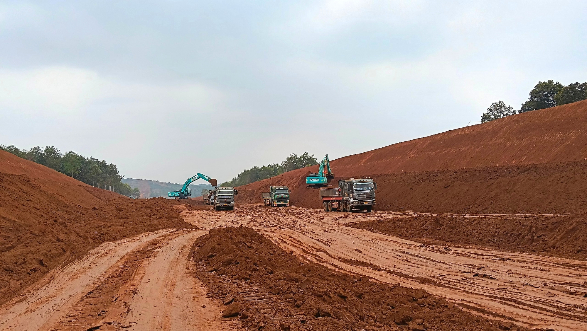 Tranh thủ nắng ráo, đẩy nhanh tiến độ cao tốc Quy Nhơn - Pleiku qua Gia Lai- Ảnh 10. Tranh thủ nắng ráo, đẩy nhanh tiến độ cao tốc Quy Nhơn - Pleiku qua Gia Lai- Ảnh 10.