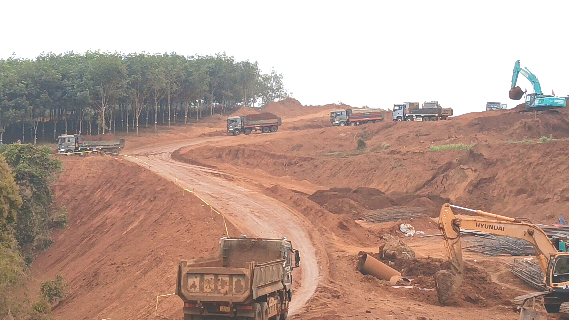 Tranh thủ nắng ráo, đẩy nhanh tiến độ cao tốc Quy Nhơn - Pleiku qua Gia Lai- Ảnh 3. Tranh thủ nắng ráo, đẩy nhanh tiến độ cao tốc Quy Nhơn - Pleiku qua Gia Lai- Ảnh 3.