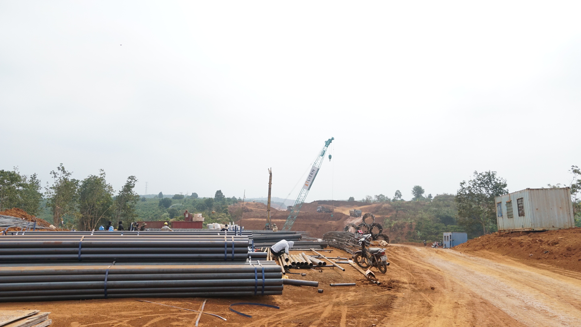 Tranh thủ nắng ráo, đẩy nhanh tiến độ cao tốc Quy Nhơn - Pleiku qua Gia Lai- Ảnh 4. Tranh thủ nắng ráo, đẩy nhanh tiến độ cao tốc Quy Nhơn - Pleiku qua Gia Lai- Ảnh 4.