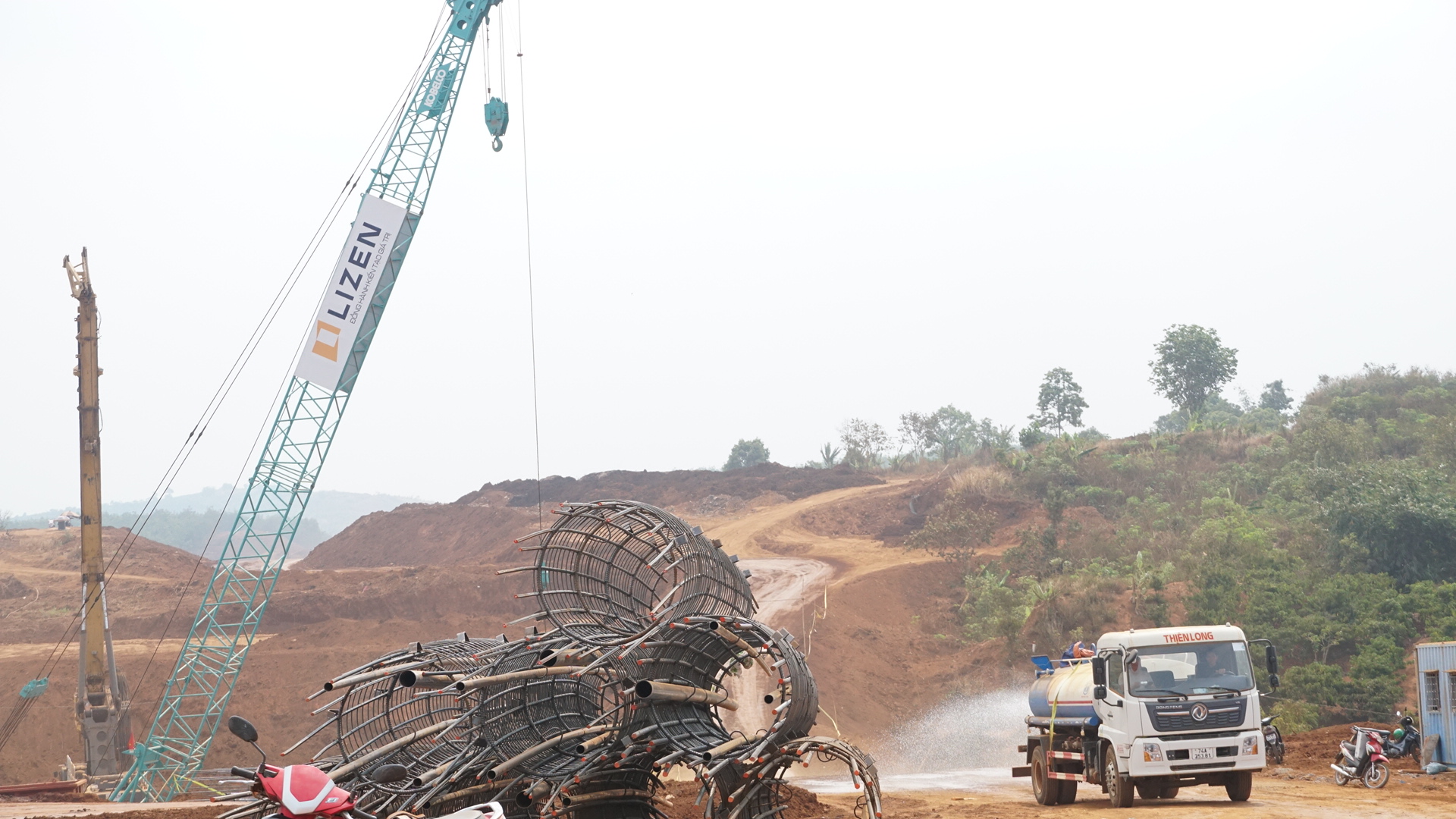 Tranh thủ nắng ráo, đẩy nhanh tiến độ cao tốc Quy Nhơn - Pleiku qua Gia Lai- Ảnh 6. Tranh thủ nắng ráo, đẩy nhanh tiến độ cao tốc Quy Nhơn - Pleiku qua Gia Lai- Ảnh 6.
