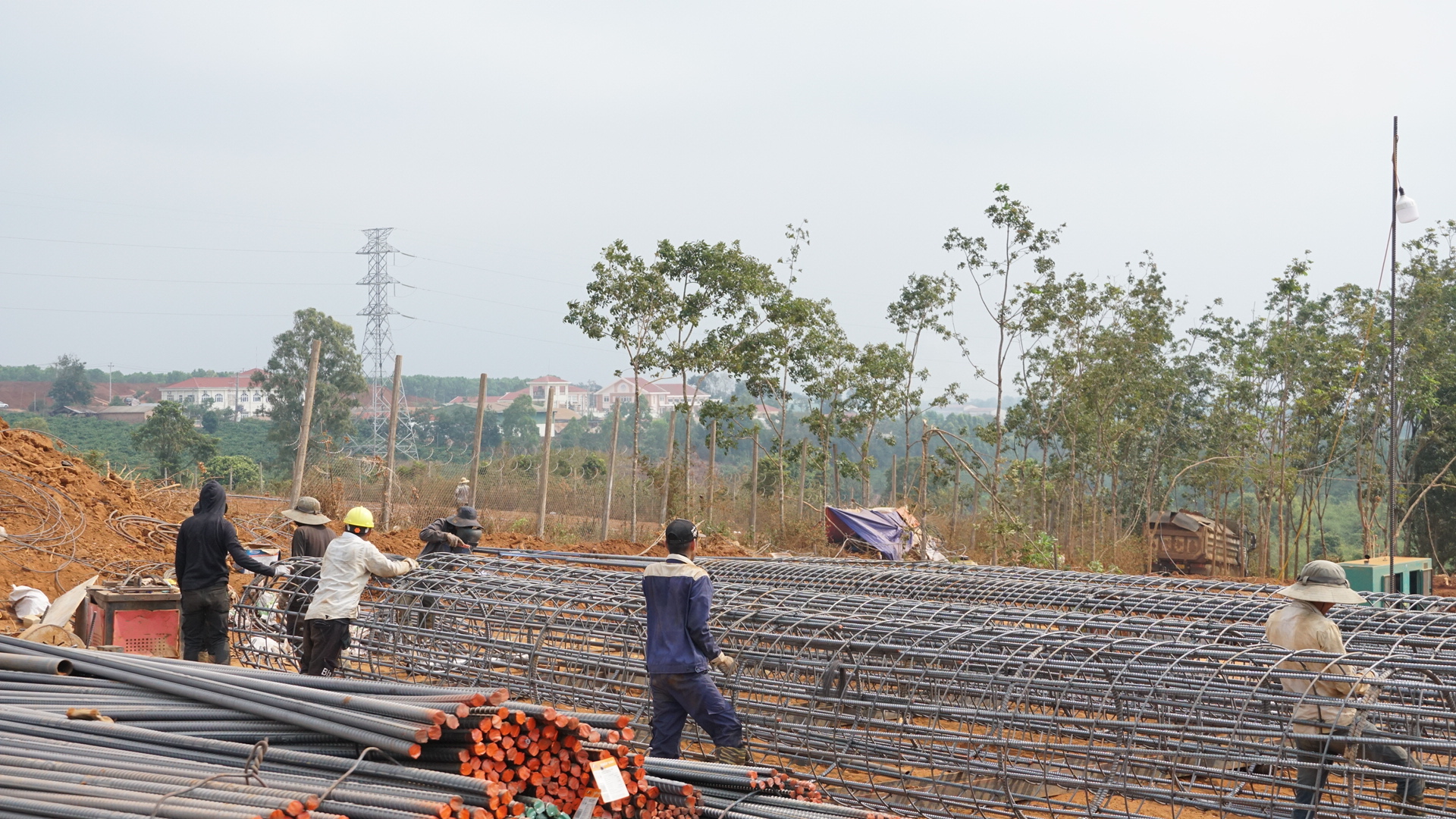 Tranh thủ nắng ráo, đẩy nhanh tiến độ cao tốc Quy Nhơn - Pleiku qua Gia Lai- Ảnh 5. Tranh thủ nắng ráo, đẩy nhanh tiến độ cao tốc Quy Nhơn - Pleiku qua Gia Lai- Ảnh 5.