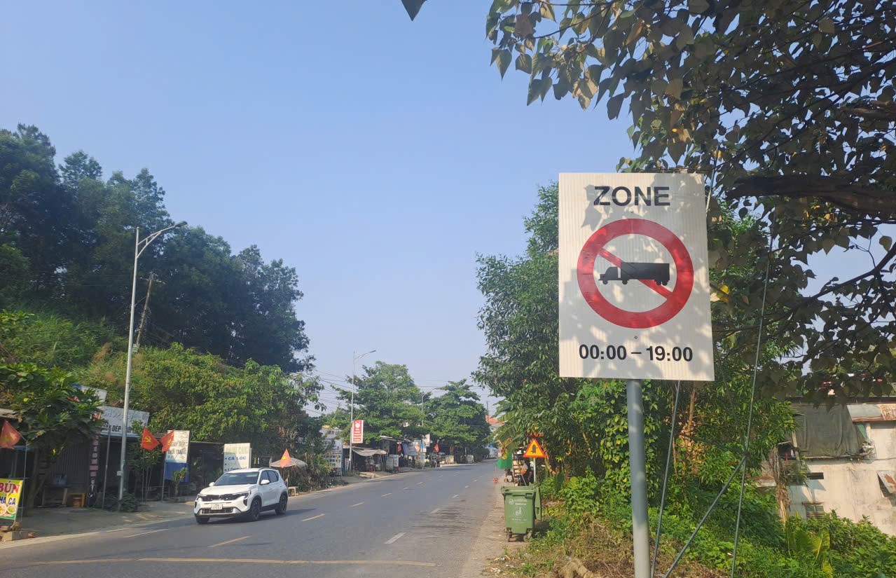 Huế: Ho&agrave;n th&agrave;nh cắm biển cấm xe theo khung giờ tr&ecirc;n Quốc lộ 49- Ảnh 2.