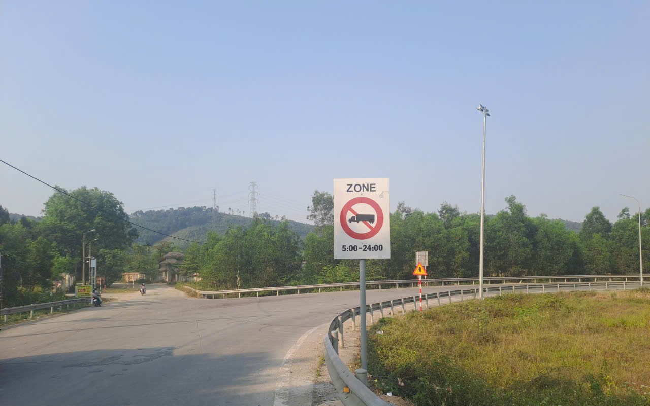 Huế: Ho&agrave;n th&agrave;nh cắm biển cấm xe theo khung giờ tr&ecirc;n Quốc lộ 49- Ảnh 1.