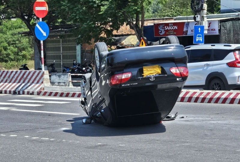 Chiếc ô tô tại hiện trường vụ tai nạn - Ảnh: XH. Chiếc ô tô tại hiện trường vụ tai nạn - Ảnh: XH.
