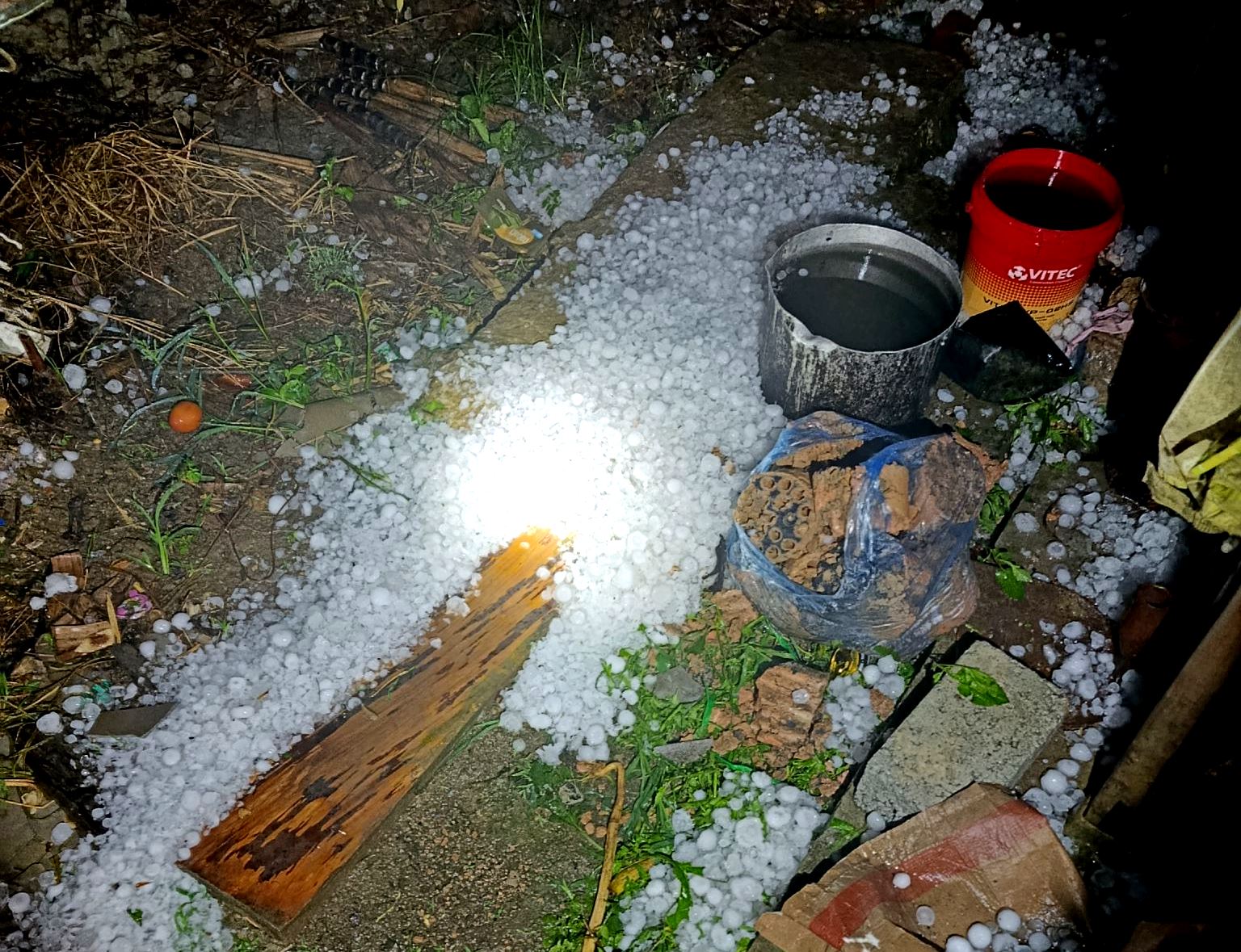 Xảy ra mưa đ&aacute; ở x&atilde; Bắc H&agrave; l&agrave;m sập nh&agrave; s&agrave;n, 4 người bị thương- Ảnh 1.