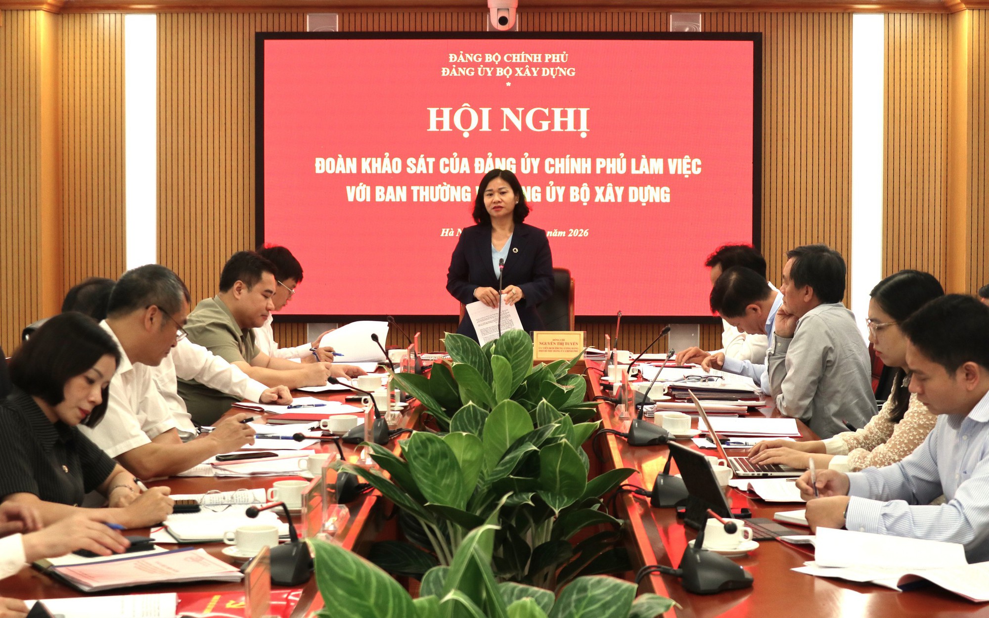 Đo&agrave;n khảo s&aacute;t của Đảng ủy Ch&iacute;nh phủ l&agrave;m việc với Ban Thường vụ Đảng ủy Bộ X&acirc;y dựng