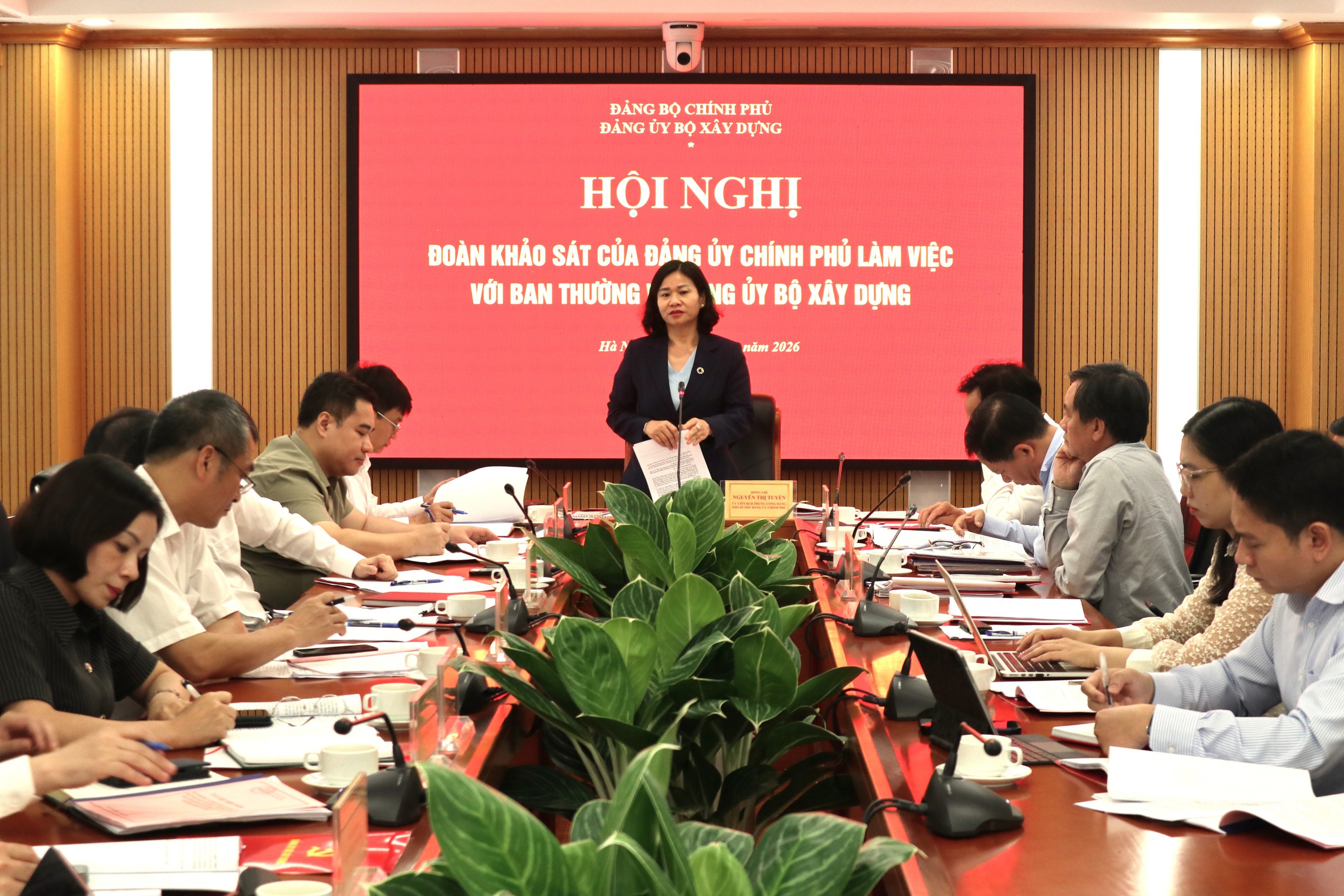 Đo&agrave;n khảo s&aacute;t của Đảng ủy Ch&iacute;nh phủ l&agrave;m việc với Ban Thường vụ Đảng ủy Bộ X&acirc;y dựng- Ảnh 1.