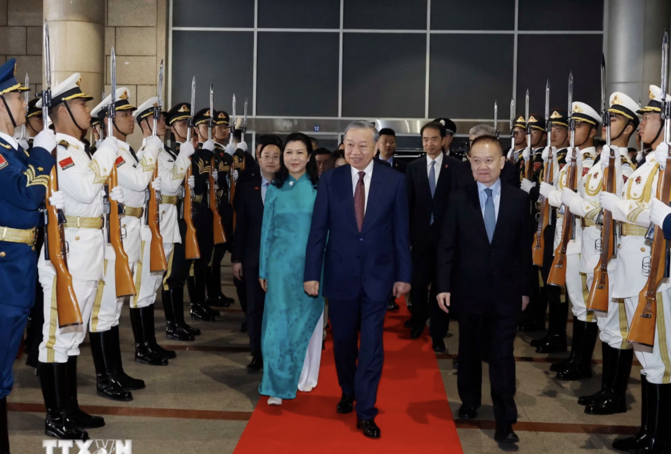 Tổng B&iacute; thư, Chủ tịch nước T&ocirc; L&acirc;m l&ecirc;n đường thăm th&agrave;nh phố Nam Ninh bằng t&agrave;u cao tốc- Ảnh 2.