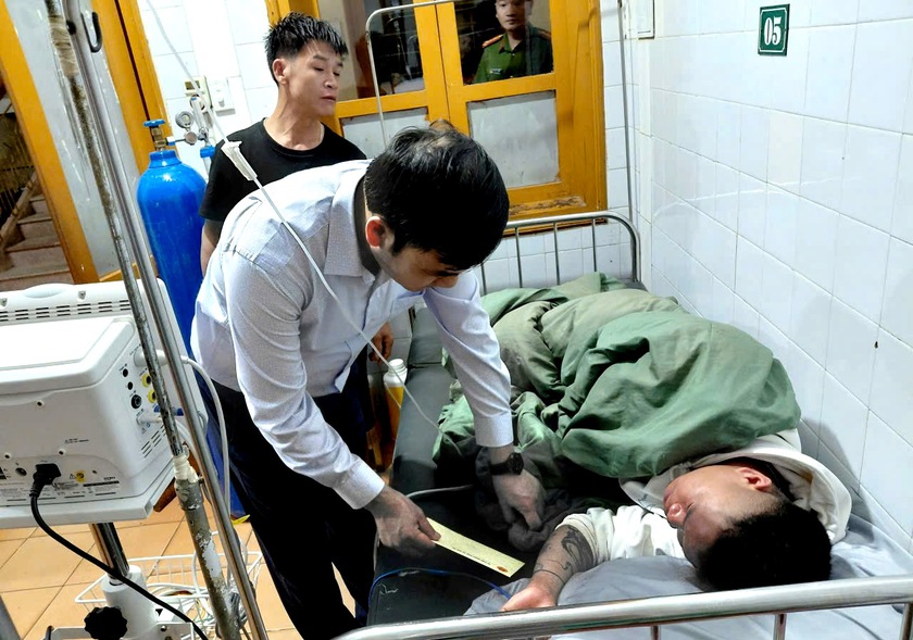 Xảy ra mưa đ&aacute; ở x&atilde; Bắc H&agrave; l&agrave;m sập nh&agrave; s&agrave;n, 4 người bị thương- Ảnh 3.