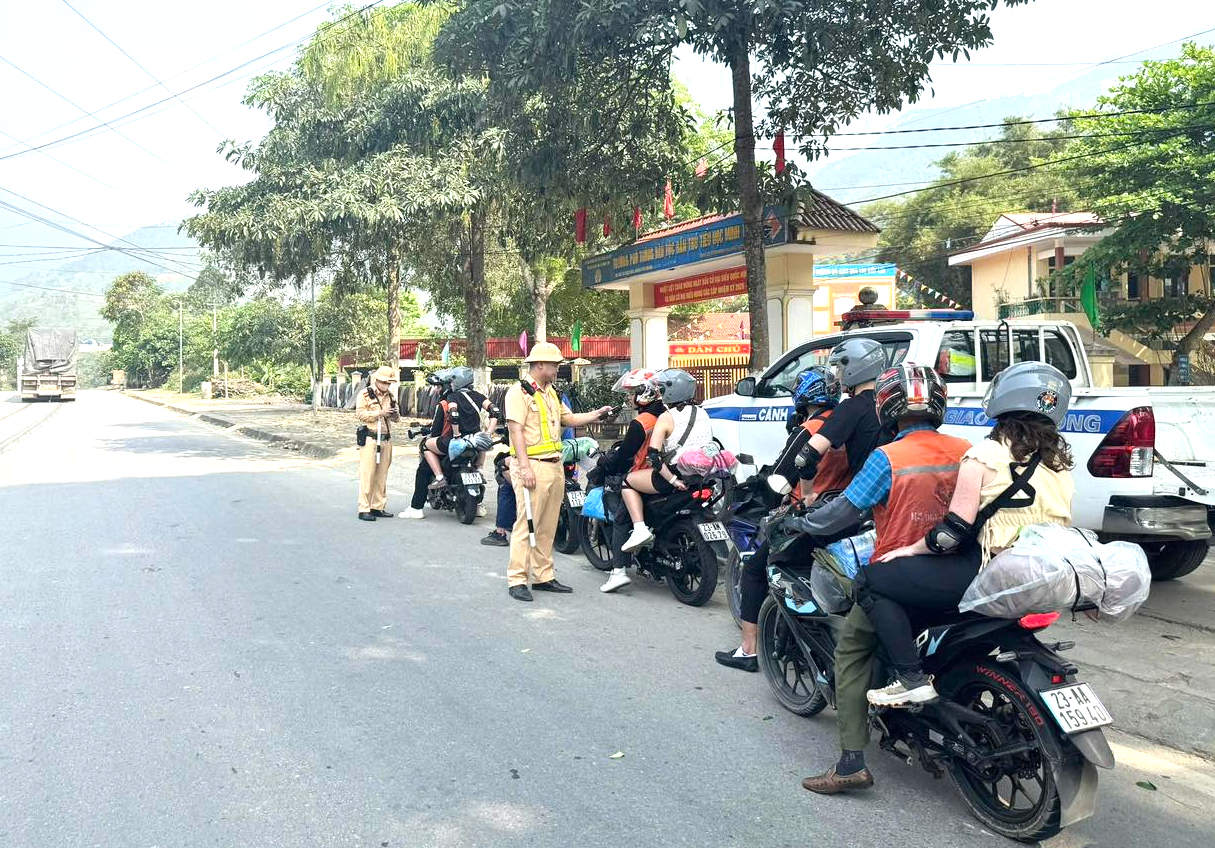 Tuy&ecirc;n Quang tăng cường kiểm so&aacute;t, bảo đảm trật tự an to&agrave;n giao th&ocirc;ng cho du kh&aacute;ch- Ảnh 2.