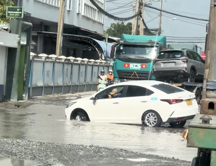 TP.HCM khẩn trương sửa chữa đường Bến Ngh&eacute;, Lưu Trọng Lư- Ảnh 1.