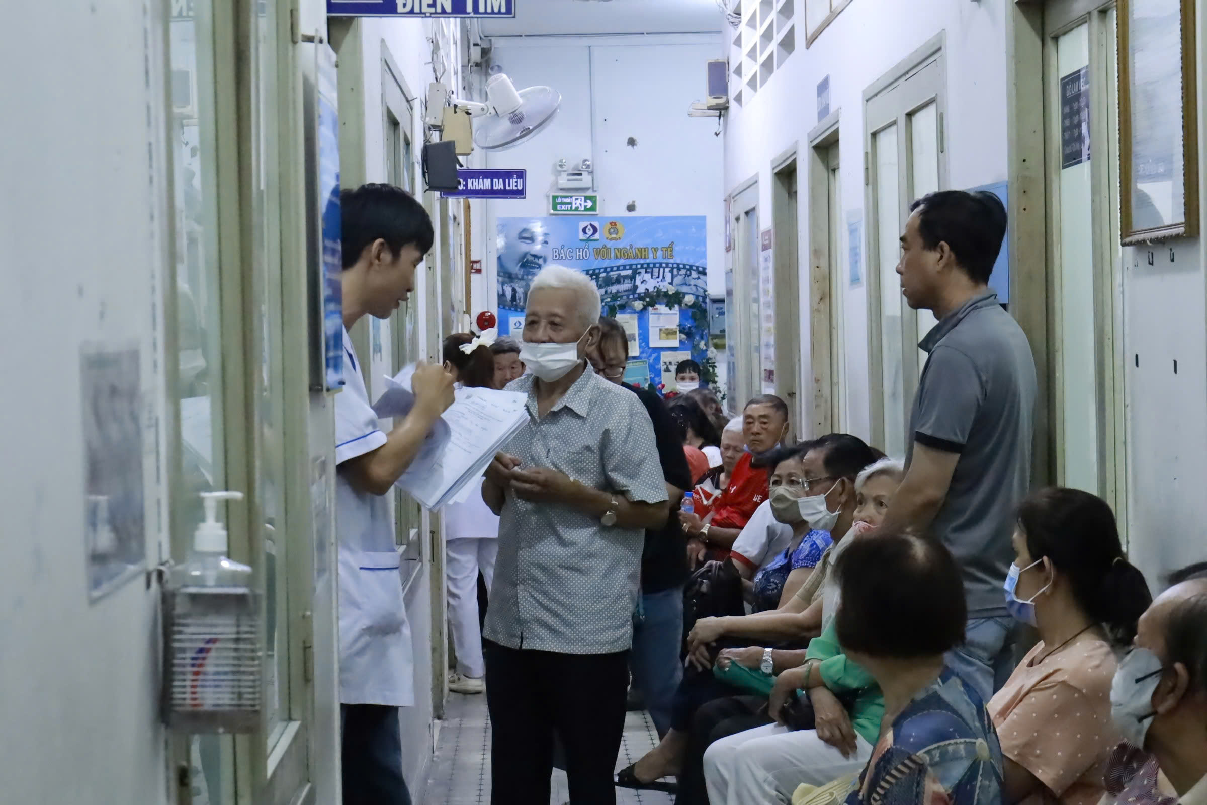 Gần 2 triệu người đ&atilde; kh&aacute;m sức khỏe, TP.HCM đề xuất mở rộng diện thụ hưởng - Ảnh 2.