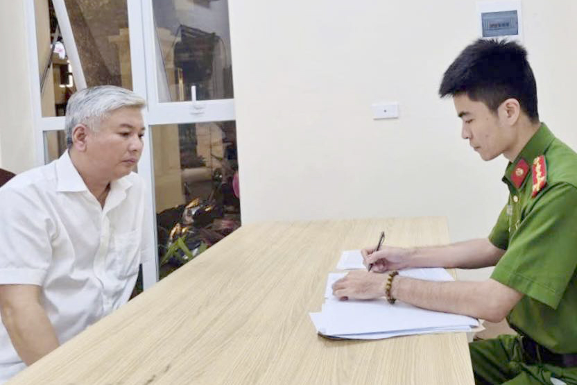 H&agrave; Nội: Tạm giữ t&agrave;i xế Mercedes c&oacute; nồng độ cồn, chặn đ&aacute;nh người kh&aacute;c sau va chạm &ocirc; t&ocirc;- Ảnh 1.