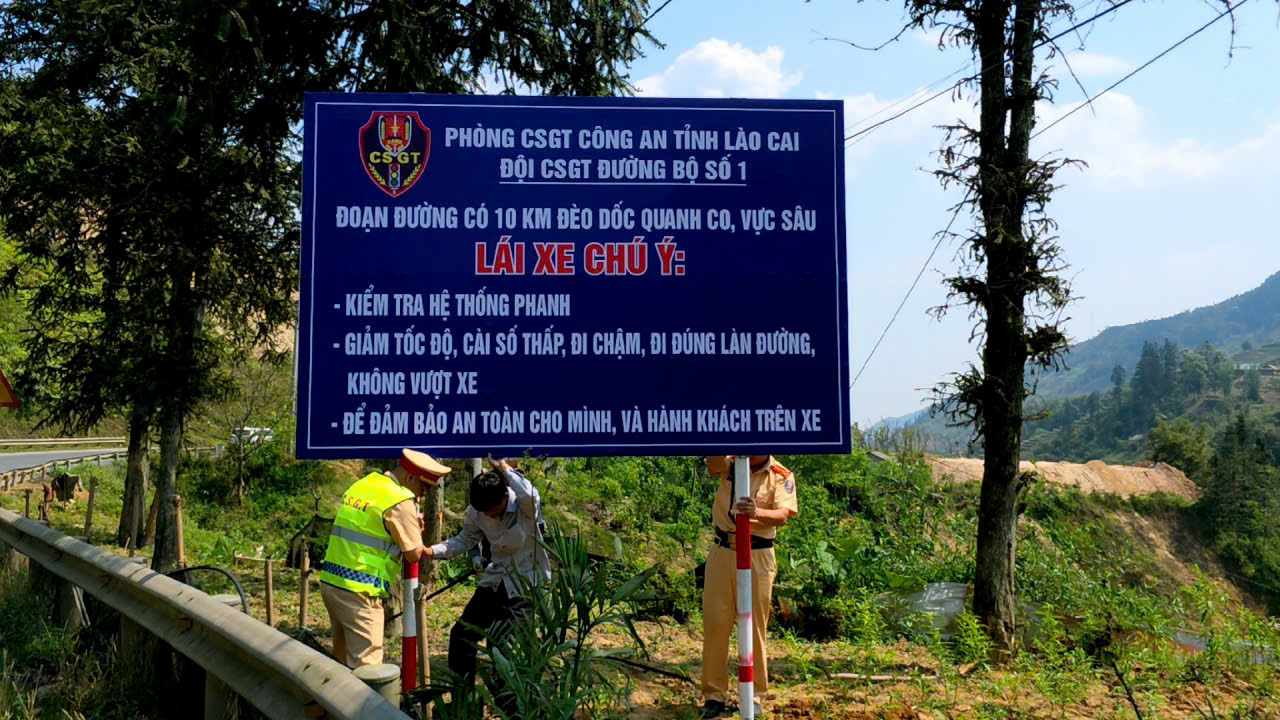 Tăng nhận diện nguy hiểm tr&ecirc;n cung đường đ&egrave;o dốc ở L&agrave;o Cai- Ảnh 1.
