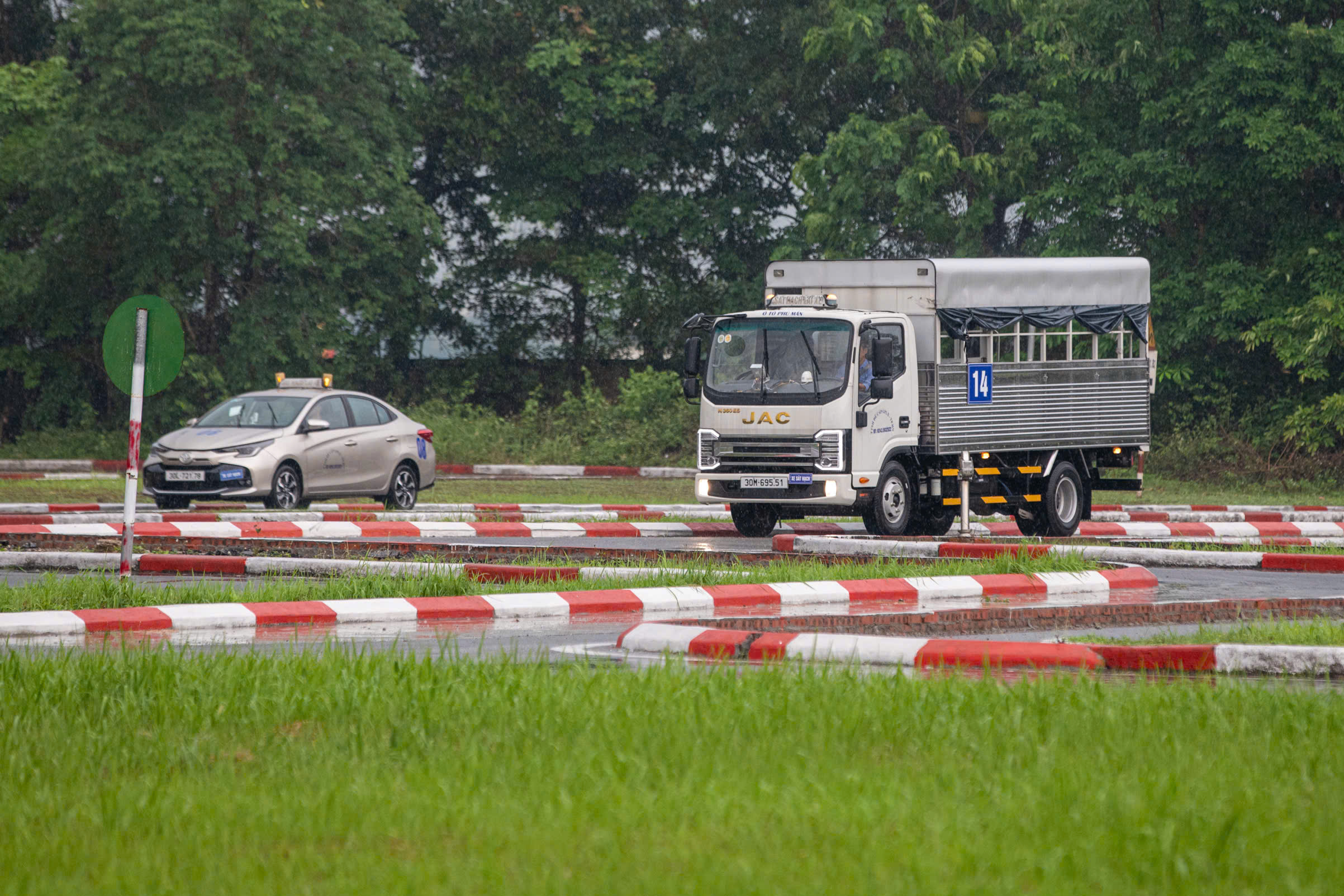 CSGT H&agrave; Nội d&ugrave;ng c&ocirc;ng nghệ kiểm so&aacute;t, ngăn th&iacute; sinh gian lận khi s&aacute;t hạch l&aacute;i xe- Ảnh 12.