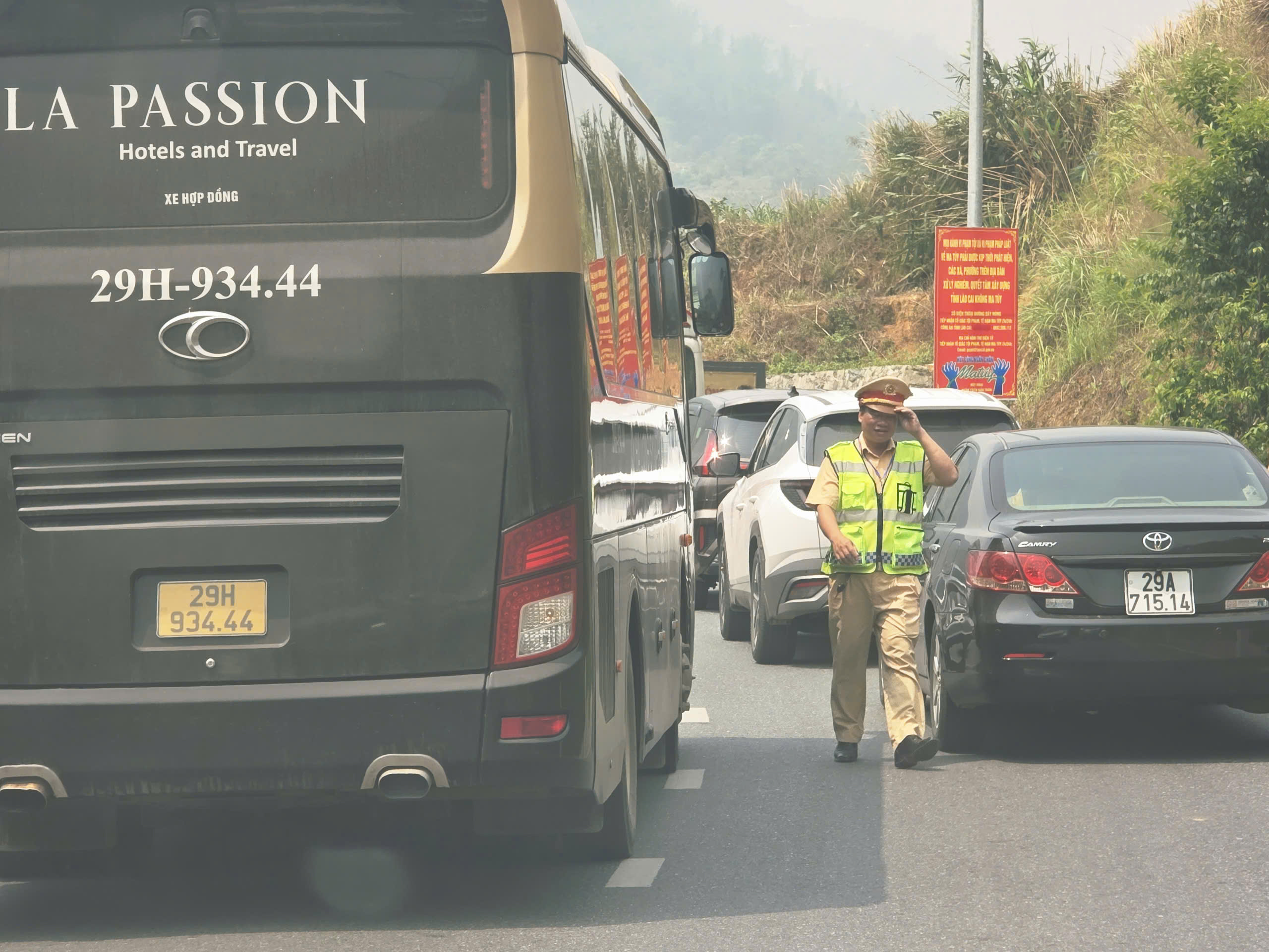 Tăng nhận diện nguy hiểm tr&ecirc;n cung đường đ&egrave;o dốc ở L&agrave;o Cai- Ảnh 4.