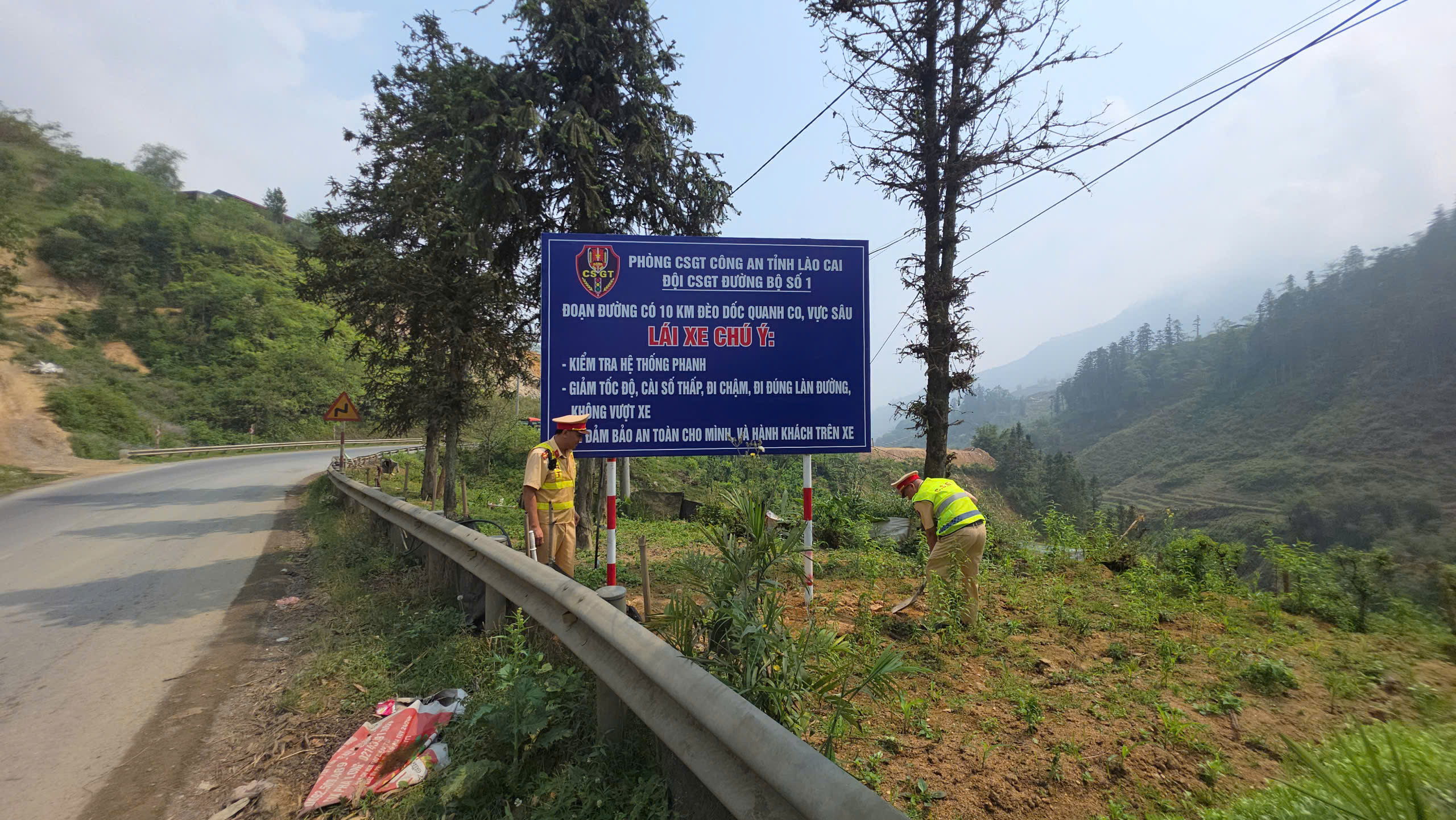 Tăng nhận diện nguy hiểm tr&ecirc;n cung đường đ&egrave;o dốc ở L&agrave;o Cai- Ảnh 2.