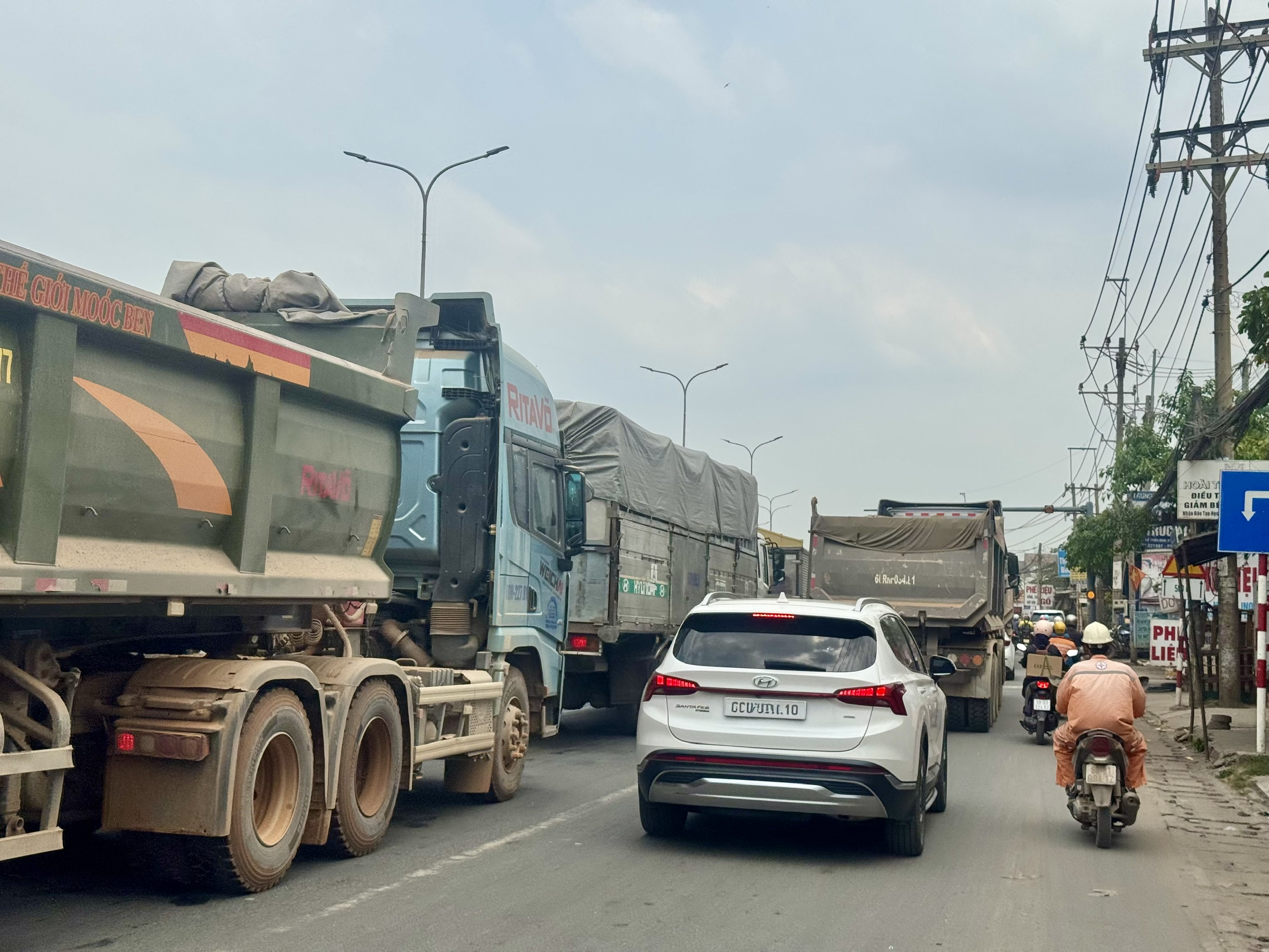 &Ugrave;n tắc k&eacute;o d&agrave;i nhiều c&acirc;y số tr&ecirc;n quốc lộ 51- Ảnh 7.