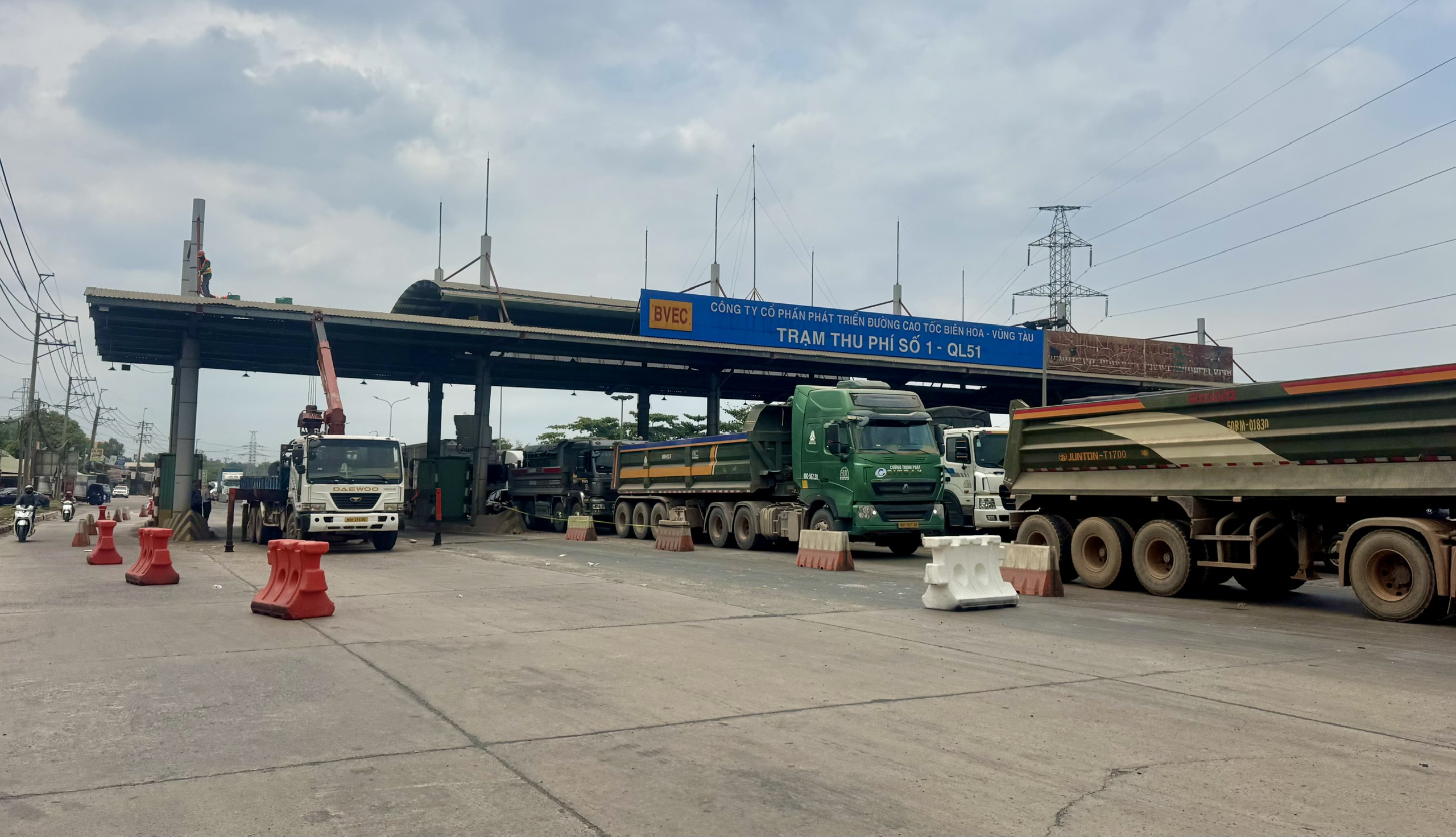 &Ugrave;n tắc k&eacute;o d&agrave;i nhiều c&acirc;y số tr&ecirc;n quốc lộ 51- Ảnh 9.