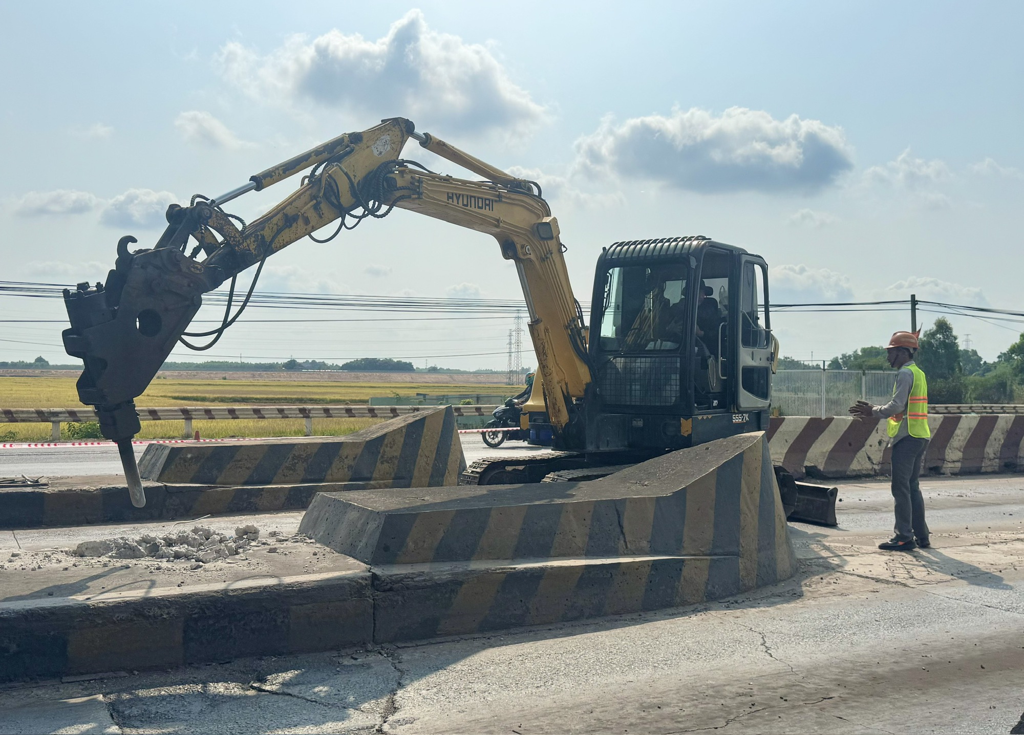 Đồng Nai bắt đầu th&aacute;o dỡ trạm thu ph&iacute; &ldquo;&aacute;n ngữ&rdquo; nhiều năm tr&ecirc;n QL51- Ảnh 8.