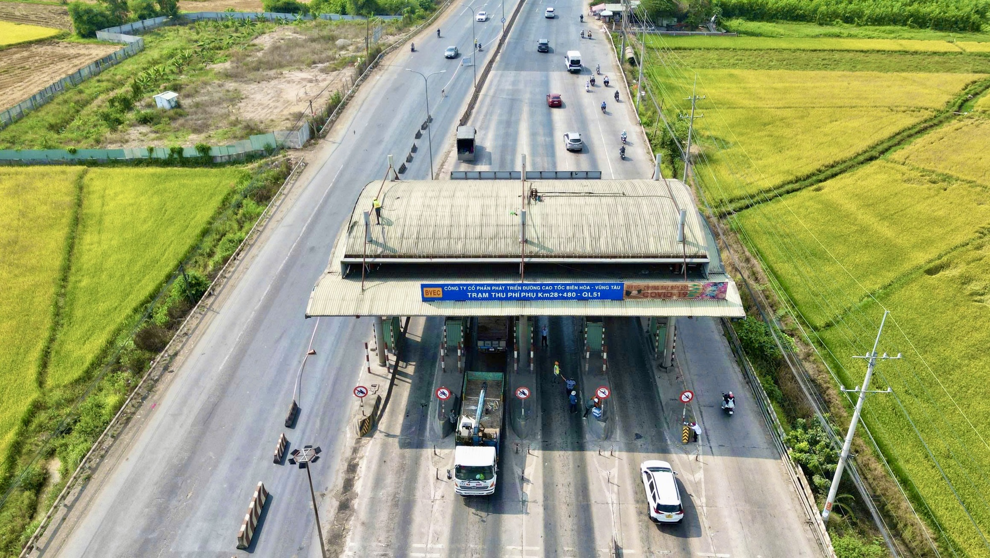 Đồng Nai bắt đầu th&aacute;o dỡ trạm thu ph&iacute; &ldquo;&aacute;n ngữ&rdquo; nhiều năm tr&ecirc;n QL51- Ảnh 6.