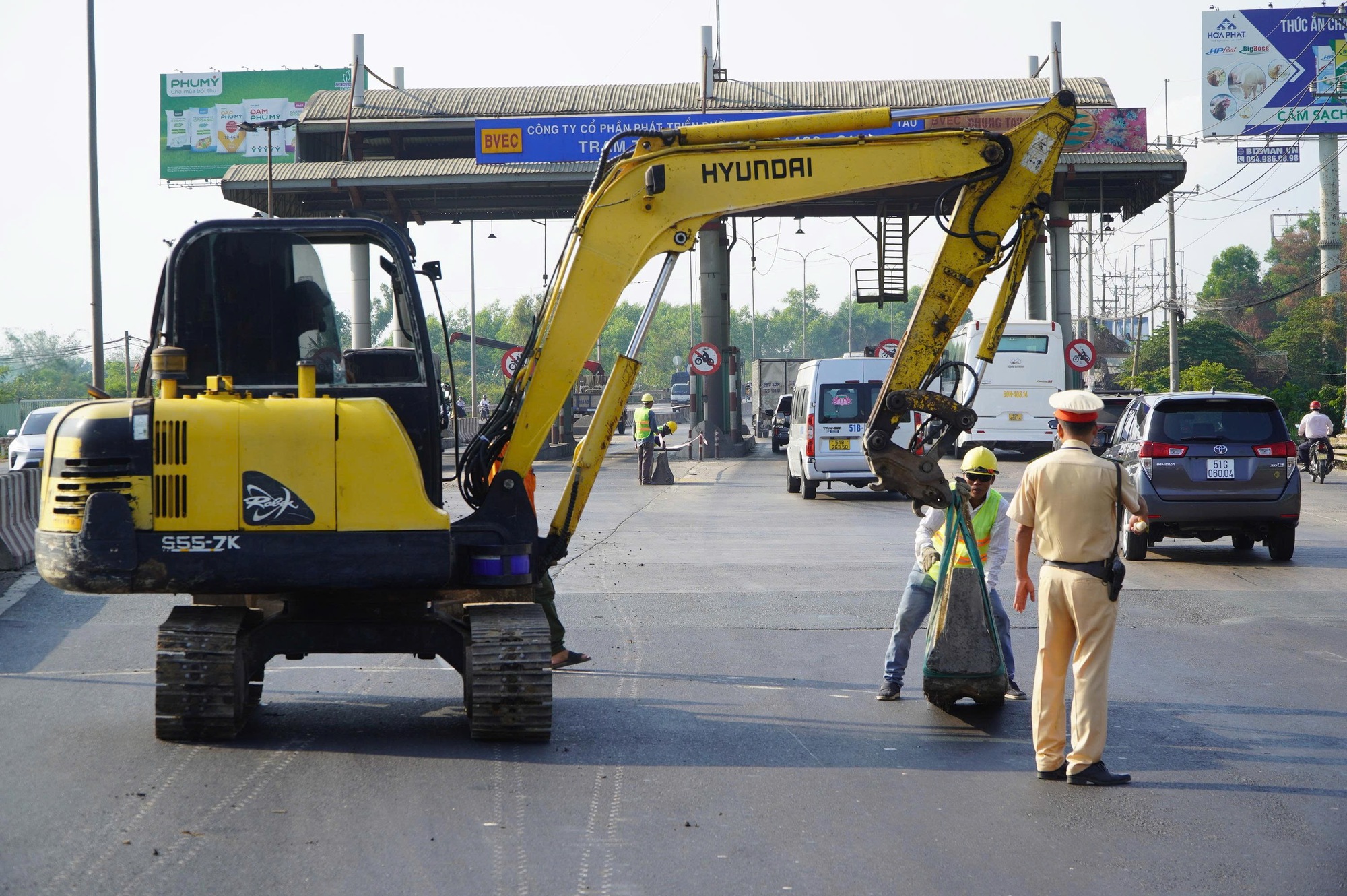 Đồng Nai bắt đầu th&aacute;o dỡ trạm thu ph&iacute; &ldquo;&aacute;n ngữ&rdquo; nhiều năm tr&ecirc;n QL51- Ảnh 10.