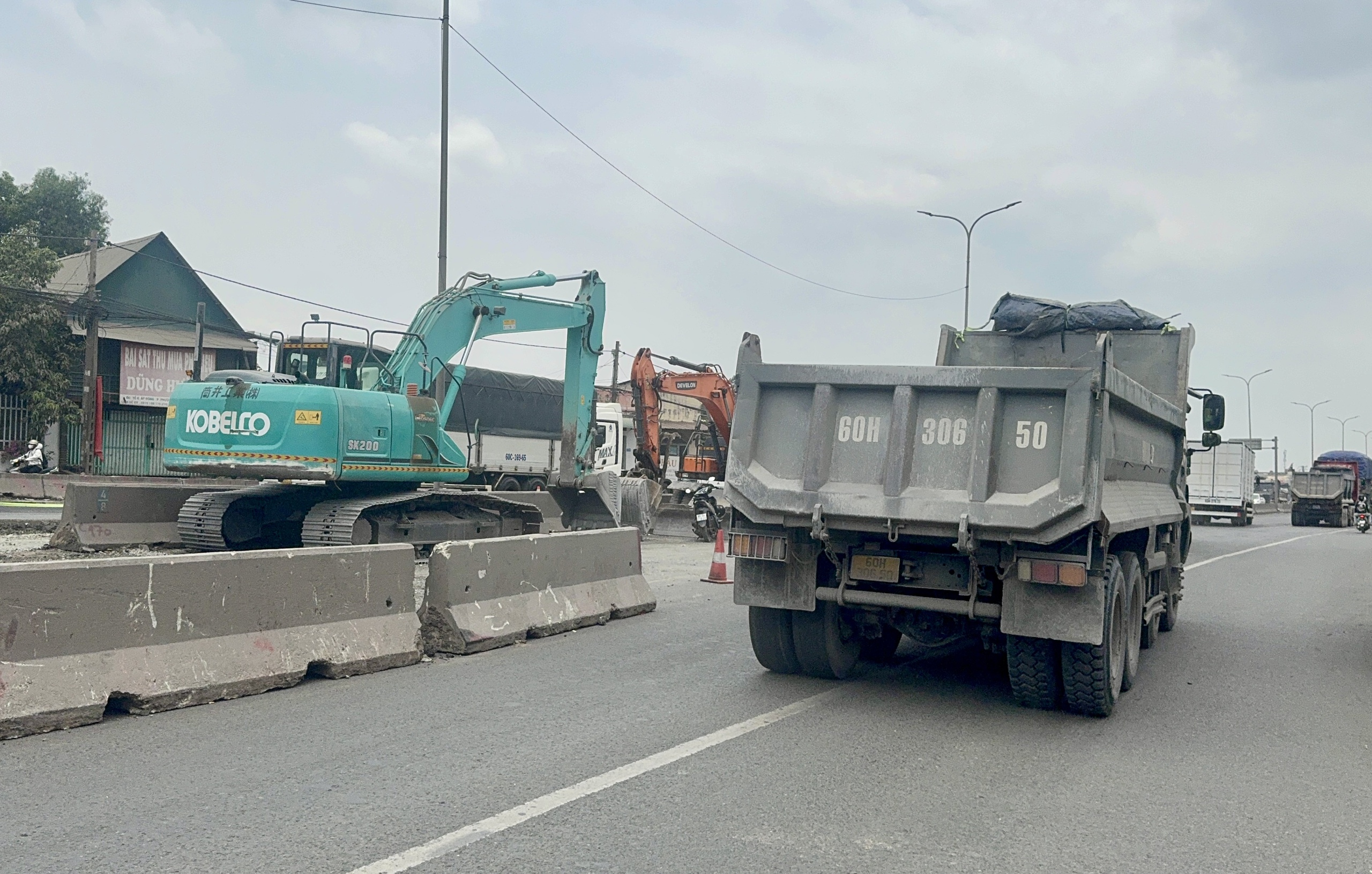 &Ugrave;n tắc k&eacute;o d&agrave;i nhiều c&acirc;y số tr&ecirc;n quốc lộ 51- Ảnh 3.