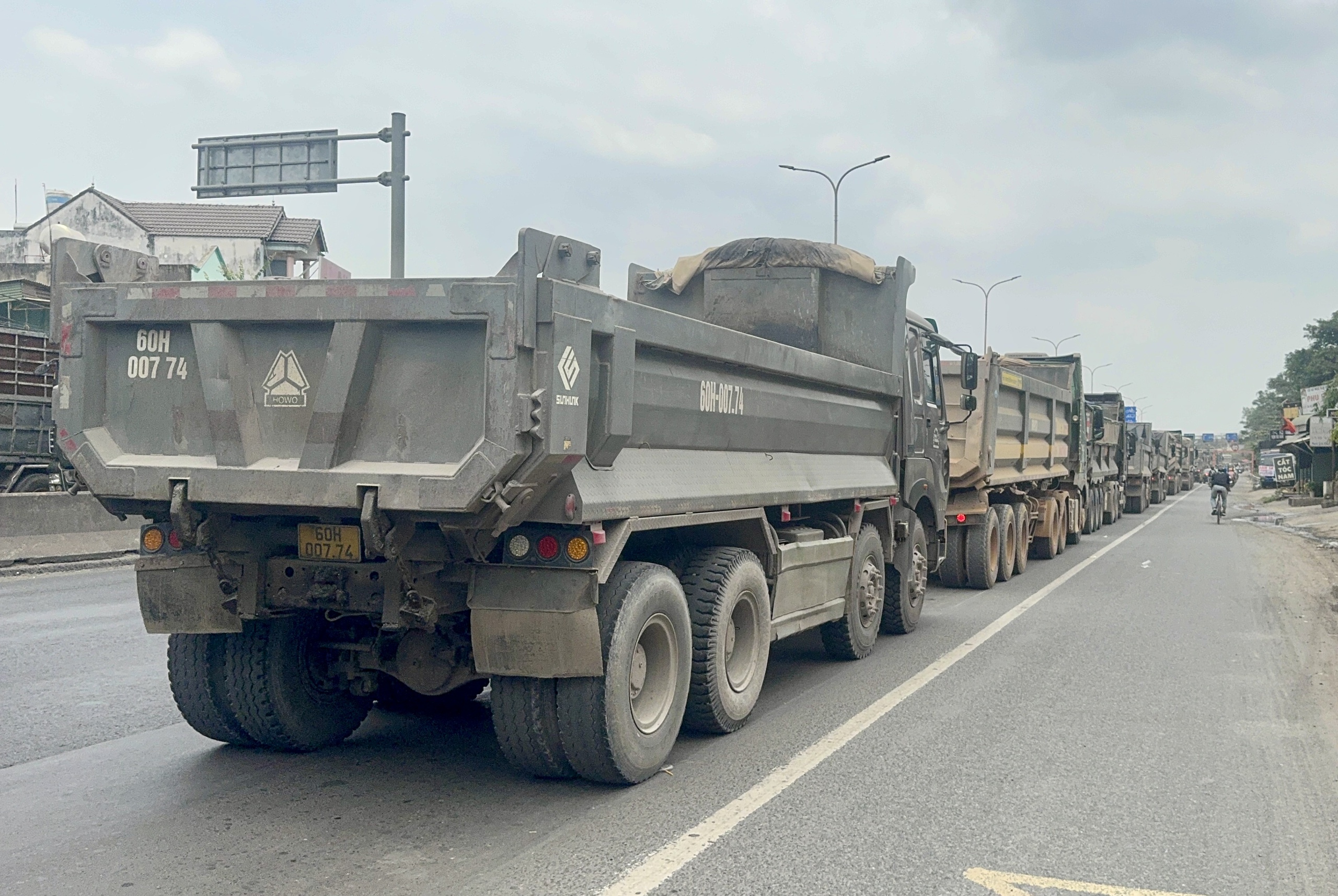 &Ugrave;n tắc k&eacute;o d&agrave;i nhiều c&acirc;y số tr&ecirc;n quốc lộ 51- Ảnh 5.