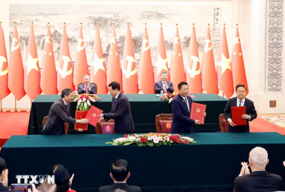 Viet Nam, China sign two railway cooperation agreements during high-level visit- Ảnh 1.
