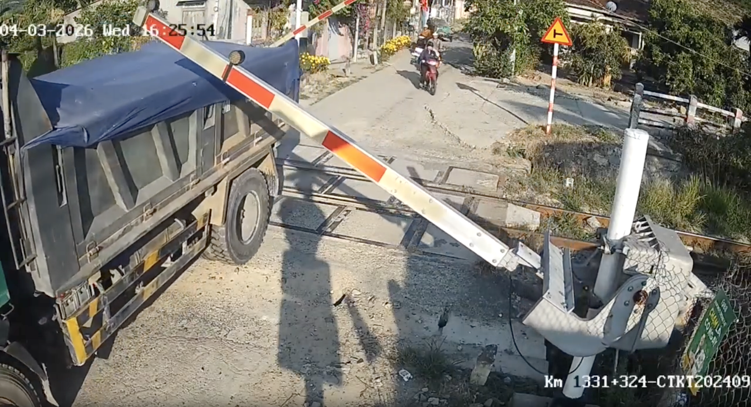 Tăng chế t&agrave;i, ngăn tai nạn đường sắt từ c&aacute;c điểm giao cắt nguy hiểm- Ảnh 2.