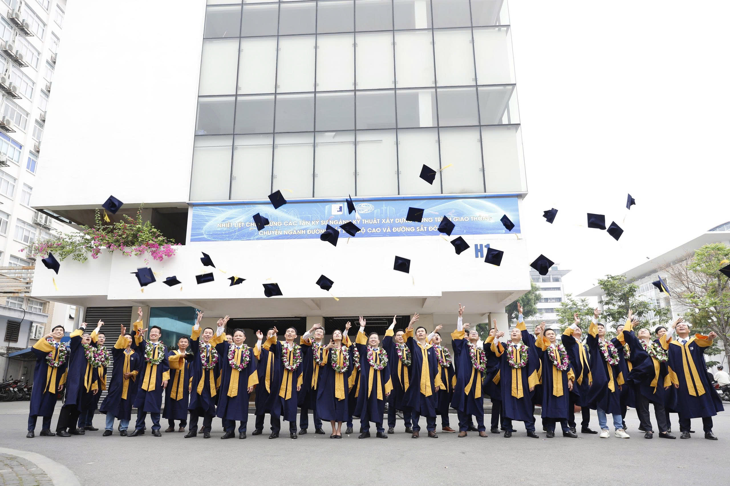 34 kỹ sư đường sắt nhận bằng tốt nghiệp tại Đại học X&acirc;y dựng H&agrave; Nội- Ảnh 7.